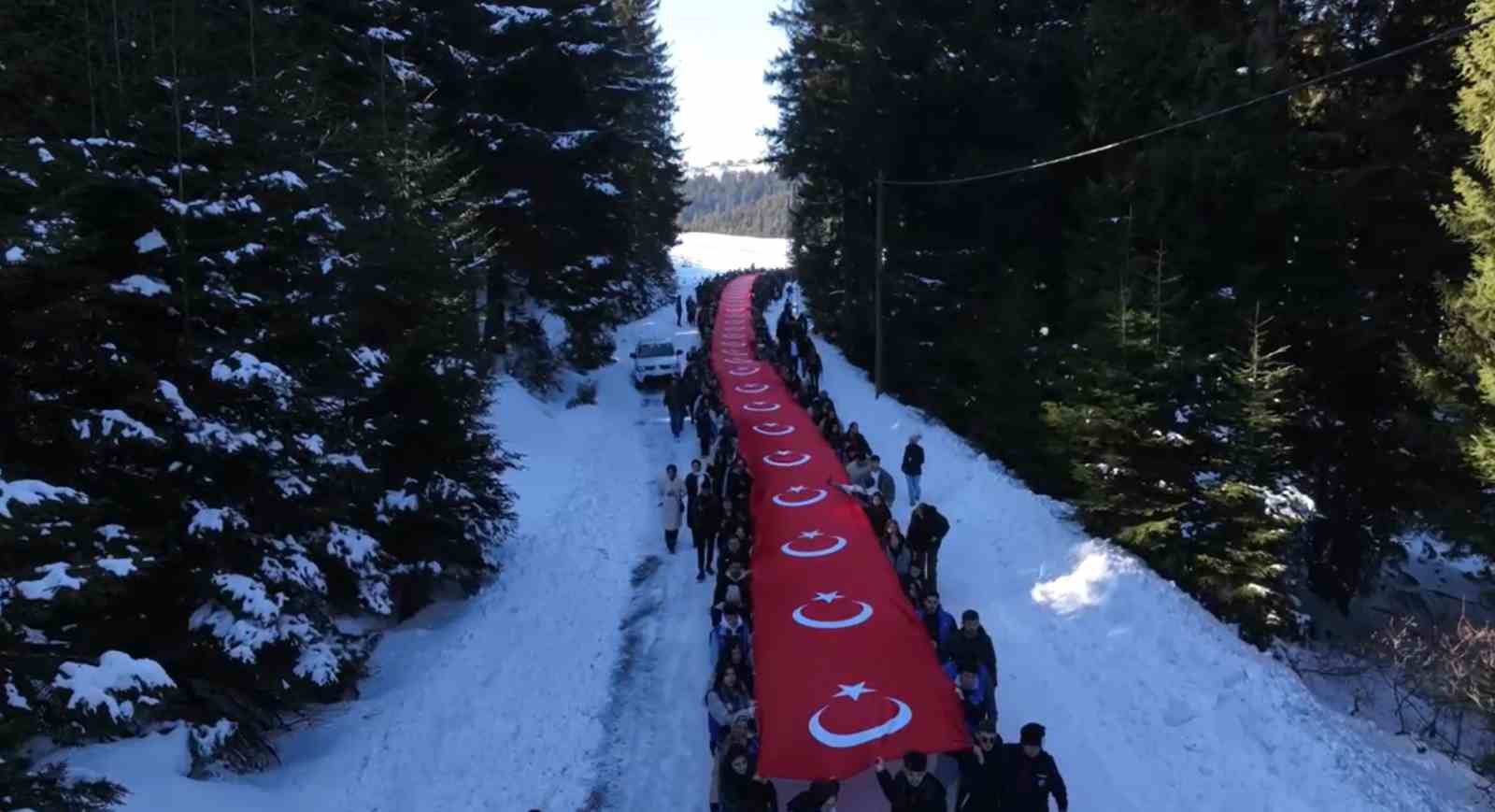 Sarıkamış şehitleri için Kulakkaya Yaylası’nda Türk bayrağı ile yürüdüler
