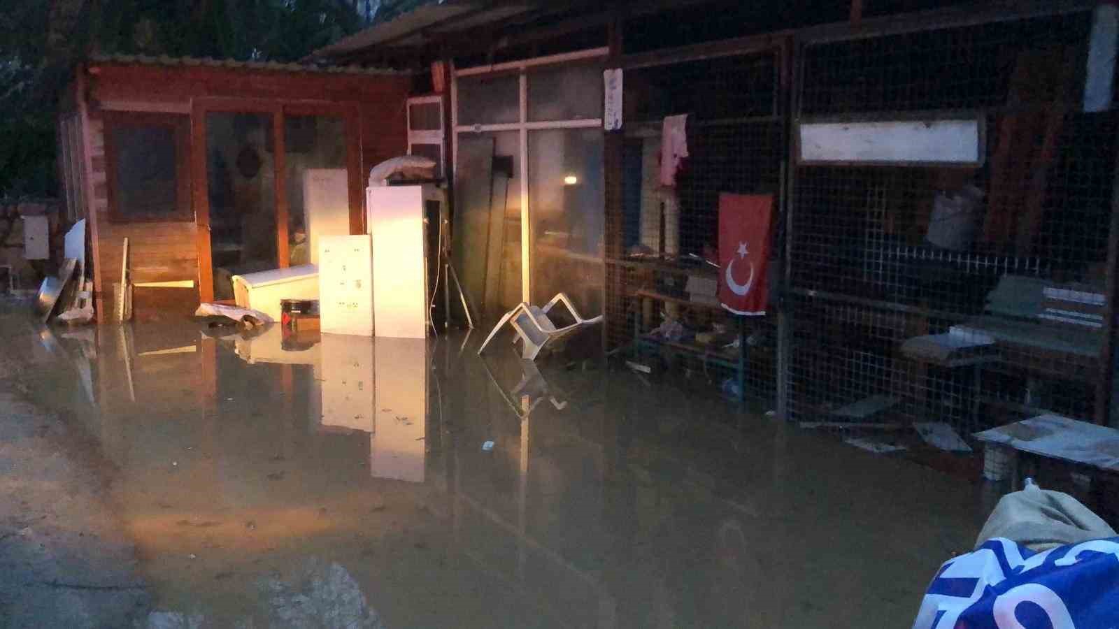 Datça’da sağanak yağış etkili oldu, karayolu göle döndü
