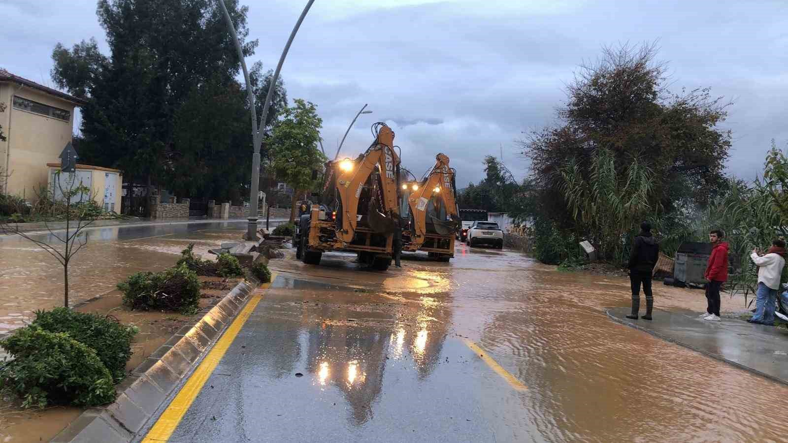 Datça’da sağanak yağış etkili oldu, karayolu göle döndü
