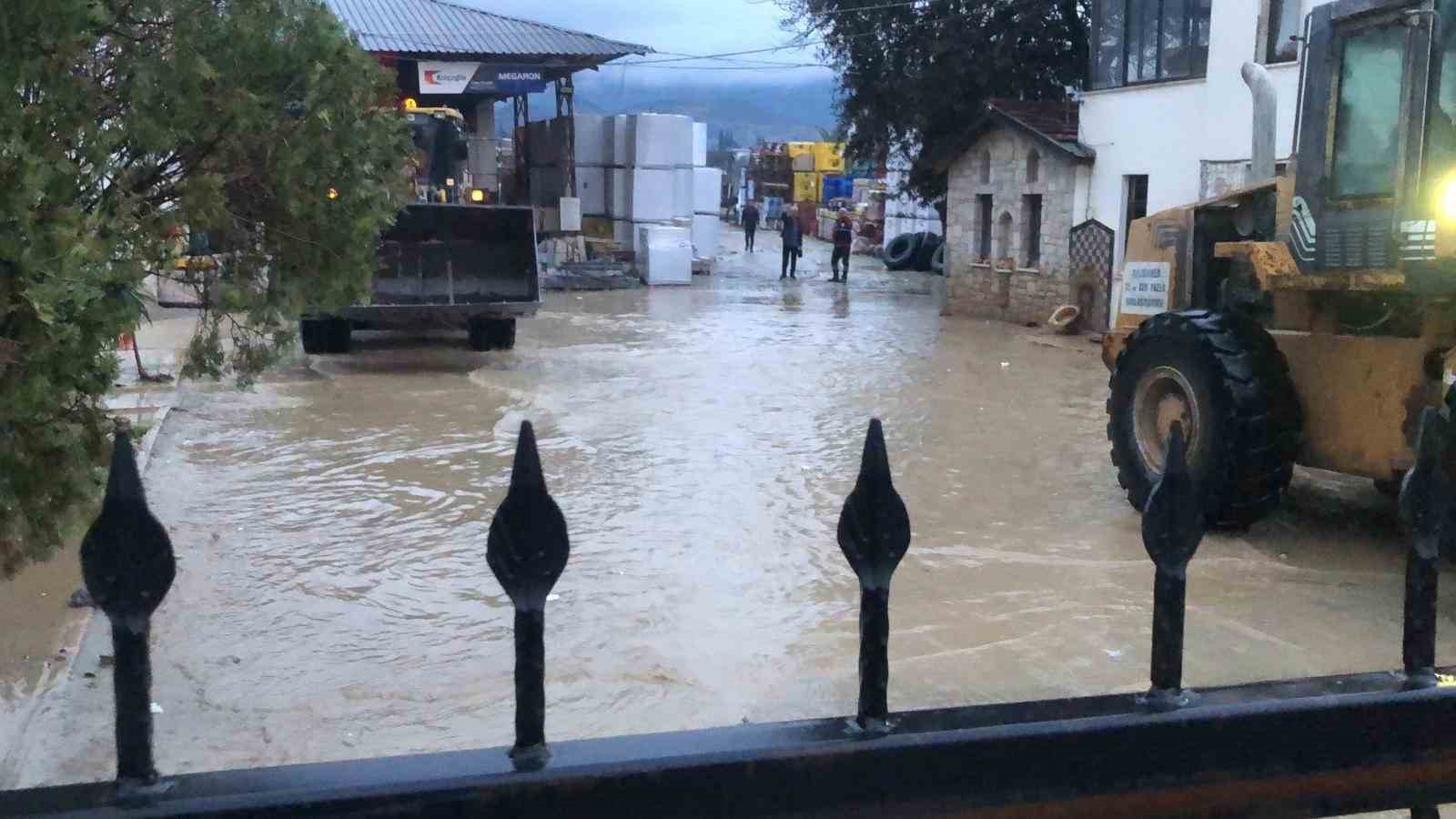 Datça’da sağanak yağış etkili oldu, karayolu göle döndü
