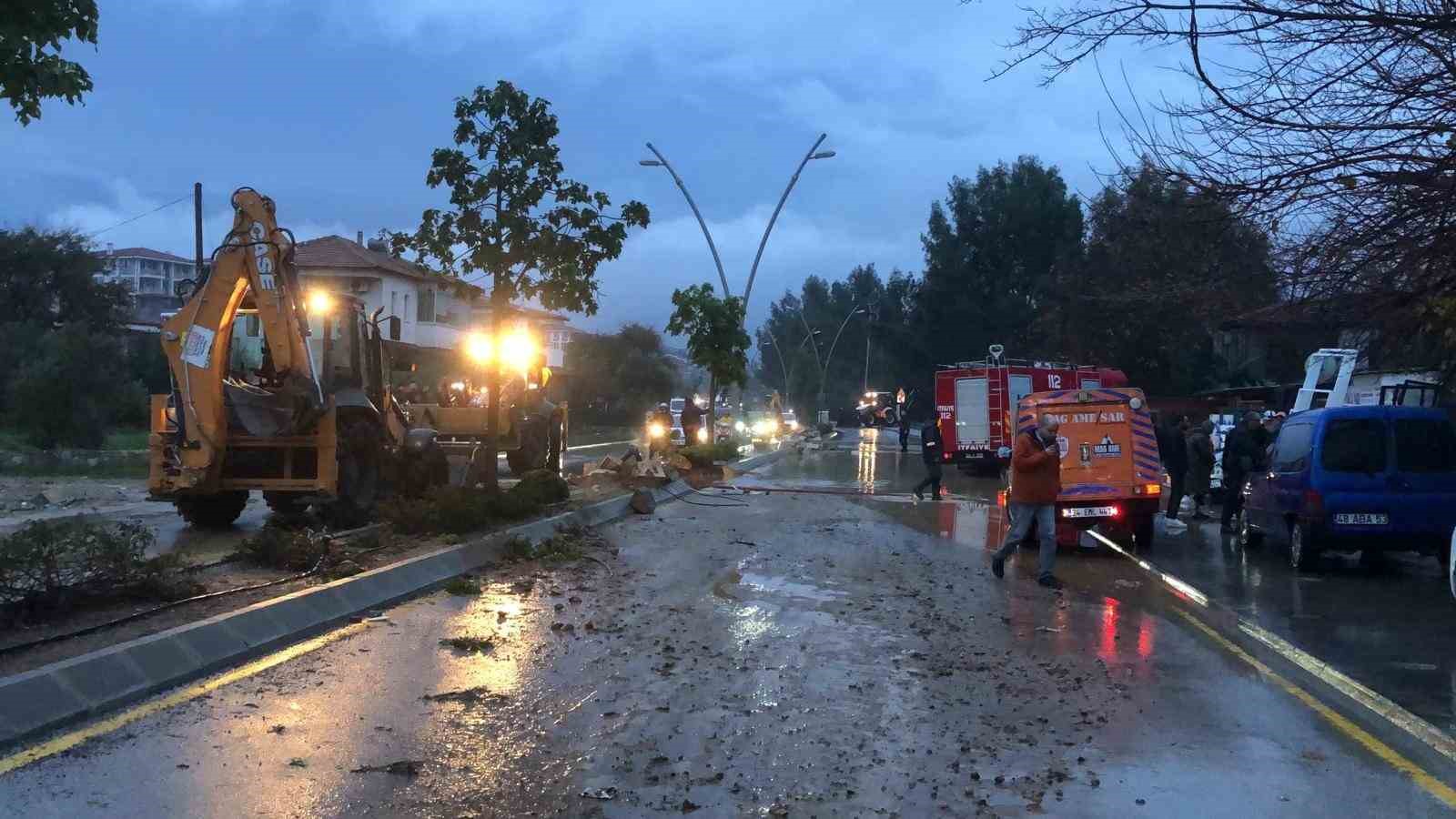 Datça’da sağanak yağış etkili oldu, karayolu göle döndü
