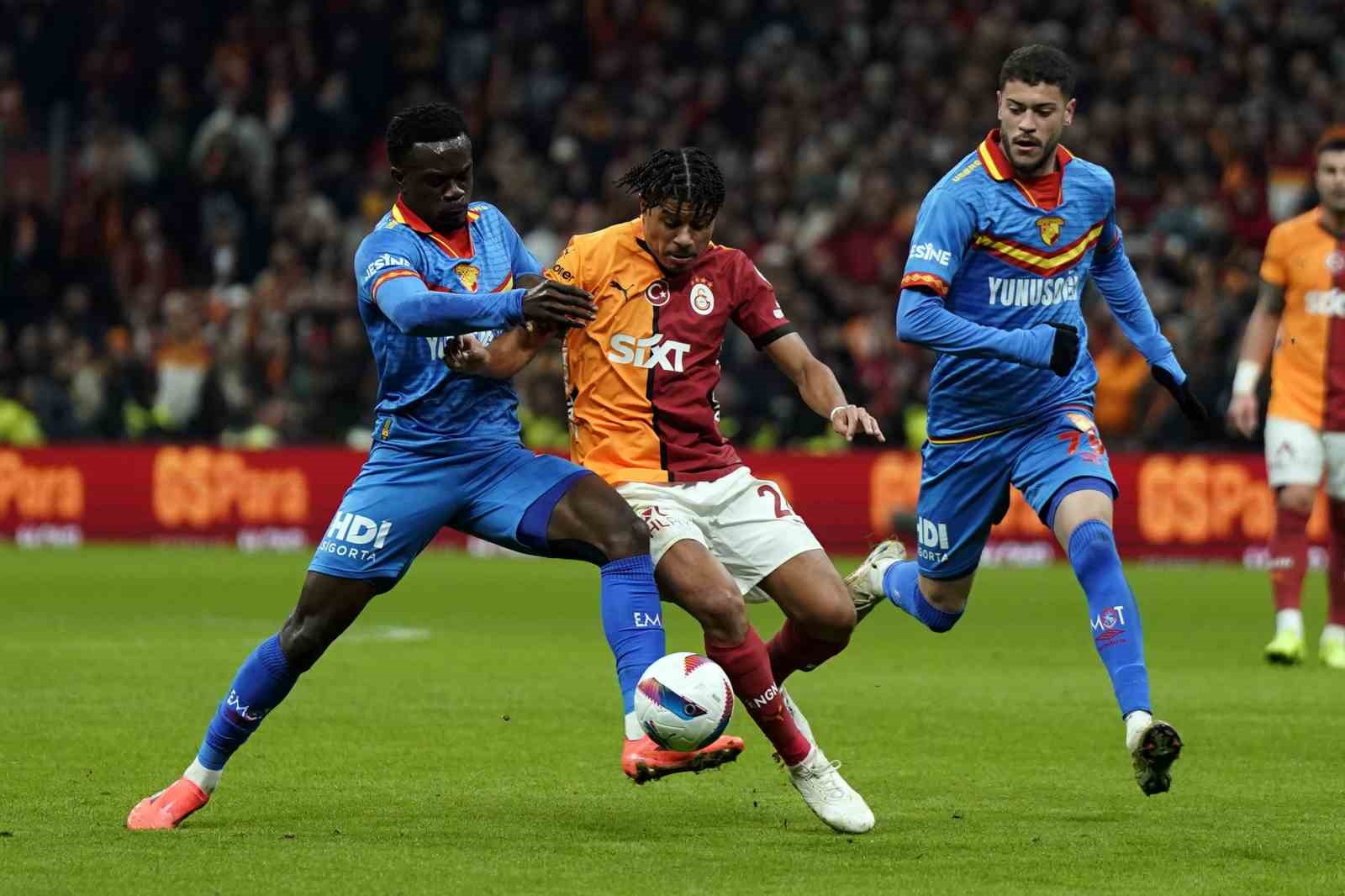 Trendyol Süper Lig: Galatasaray: 1 - Göztepe: 1 (İlk yarı)
