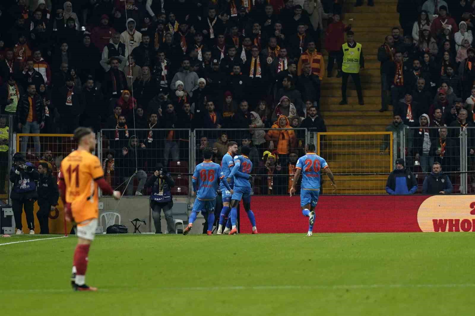 Trendyol Süper Lig: Galatasaray: 1 - Göztepe: 1 (İlk yarı)
