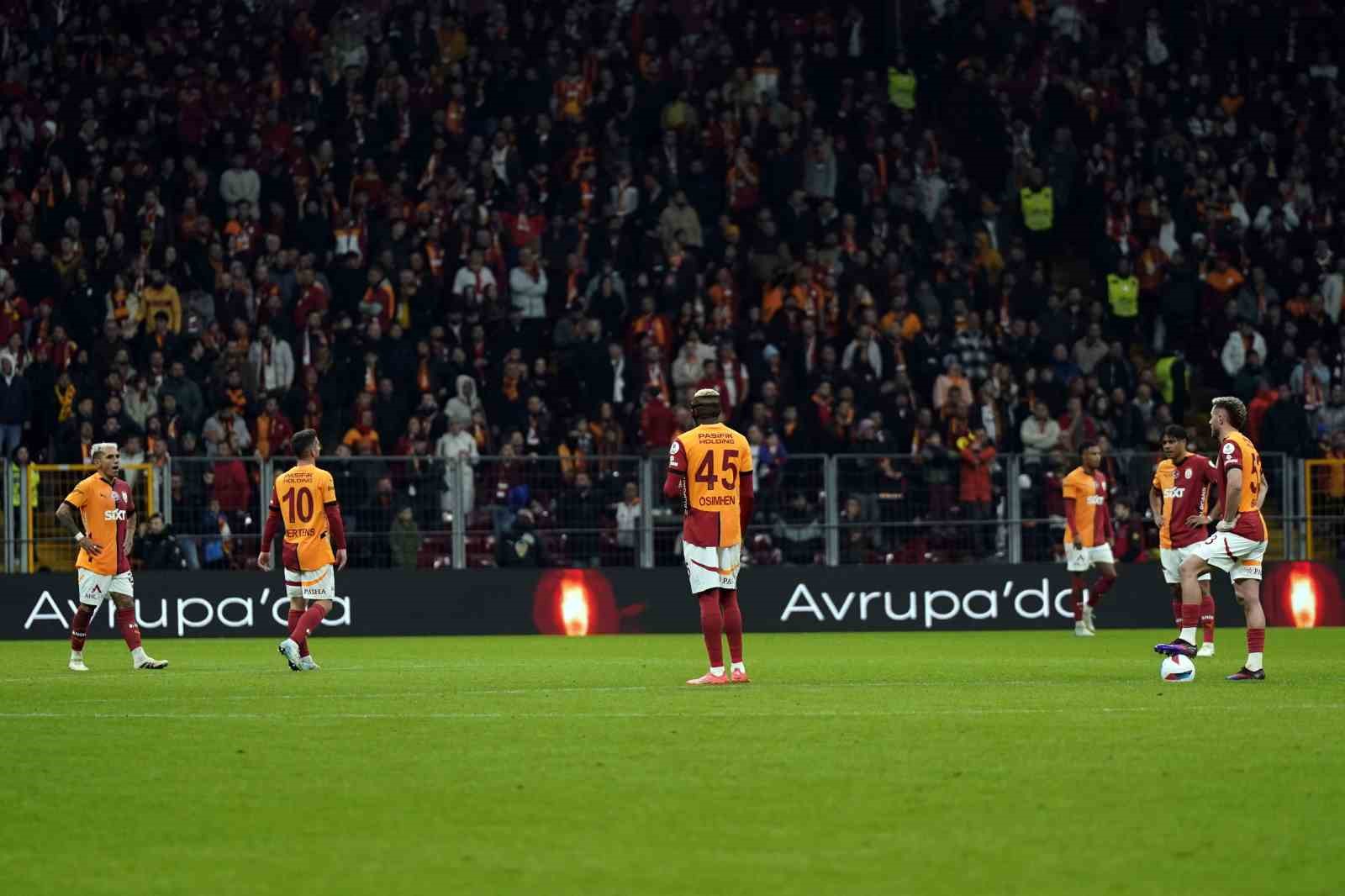 Trendyol Süper Lig: Galatasaray: 1 - Göztepe: 1 (İlk yarı)
