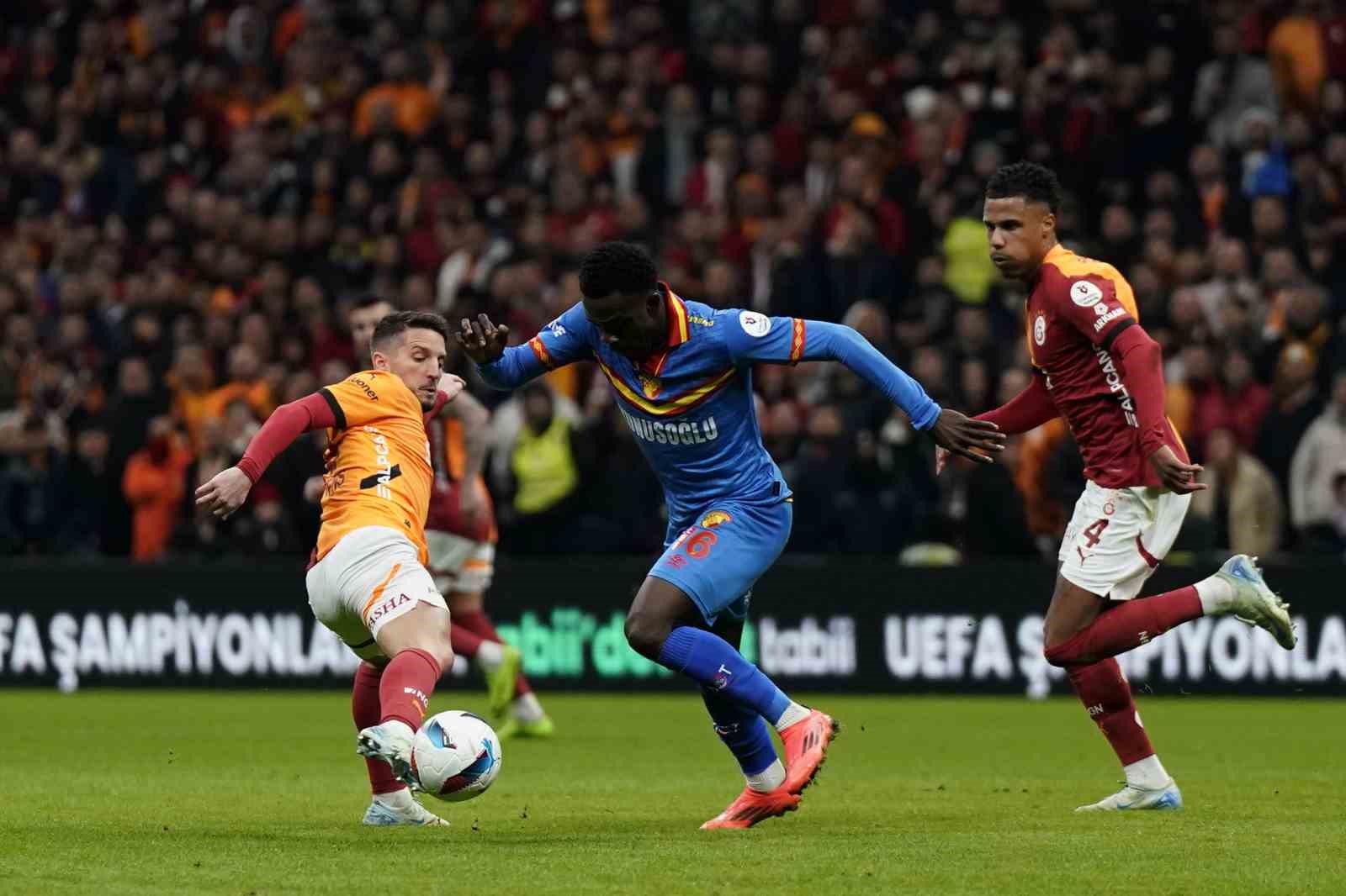 Trendyol Süper Lig: Galatasaray: 1 - Göztepe: 1 (İlk yarı)
