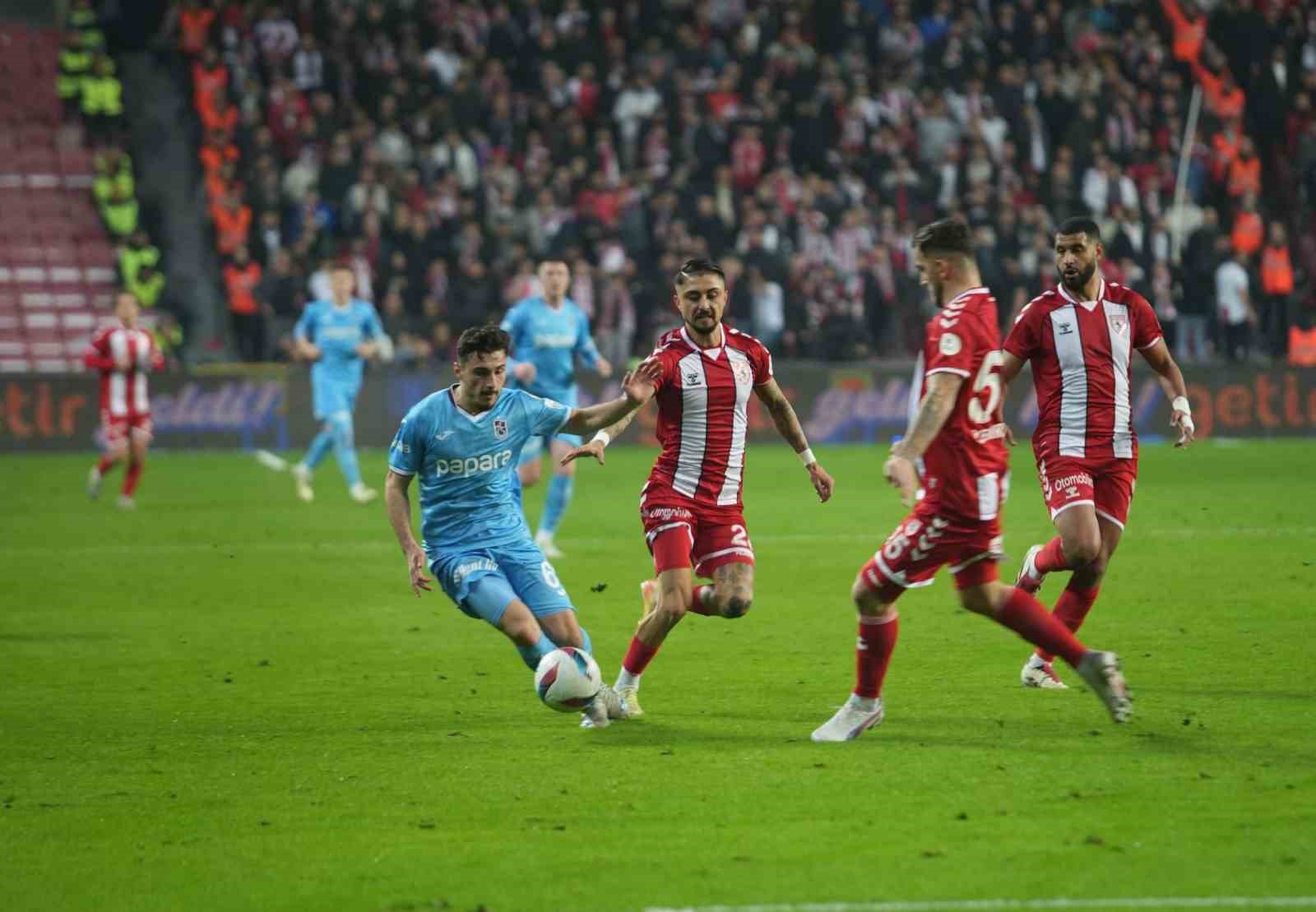 Trendyol Süper Lig: Samsunspor: 1 - Trabzonspor: 0 (İlk yarı)
