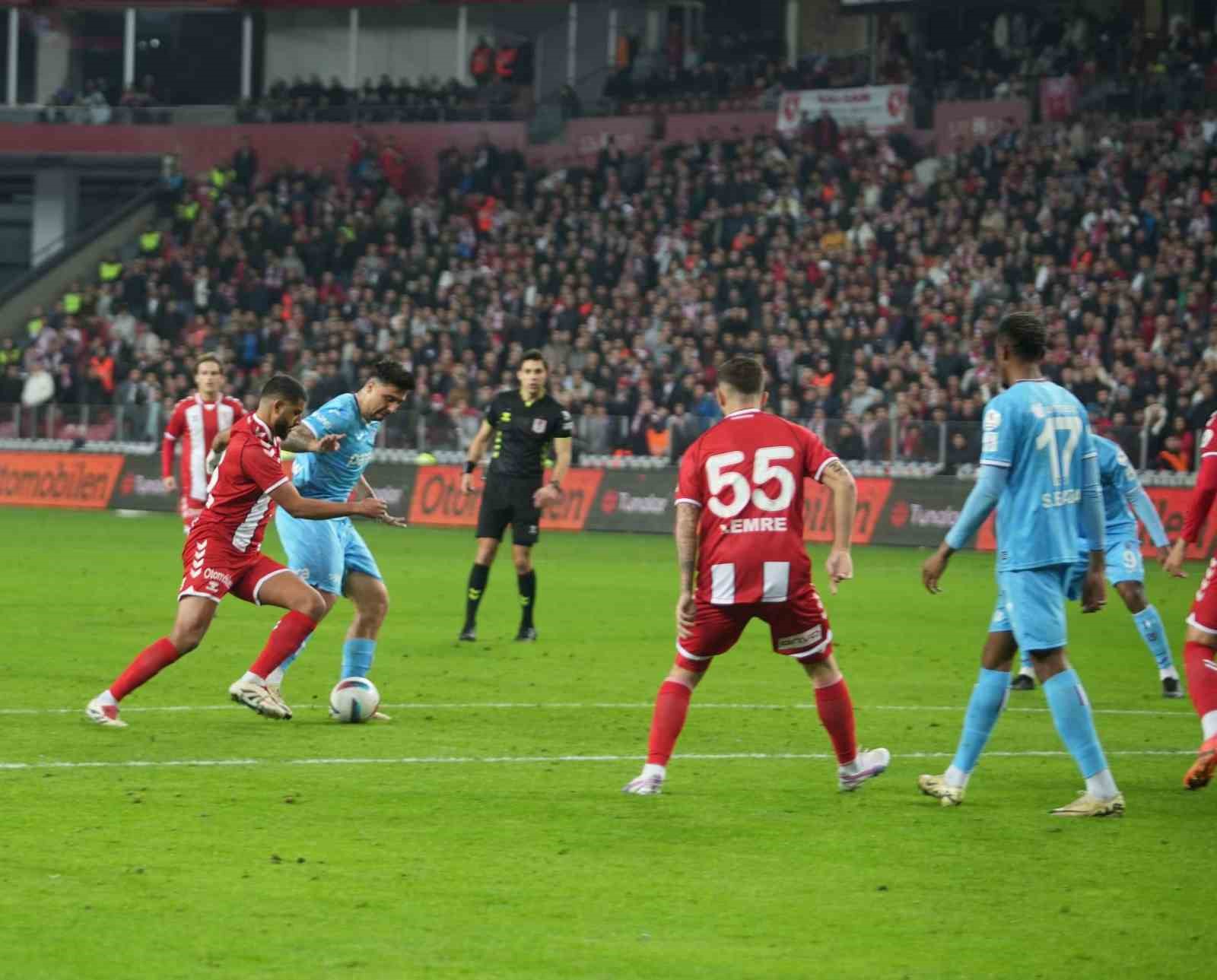 Trendyol Süper Lig: Samsunspor: 1 - Trabzonspor: 0 (İlk yarı)
