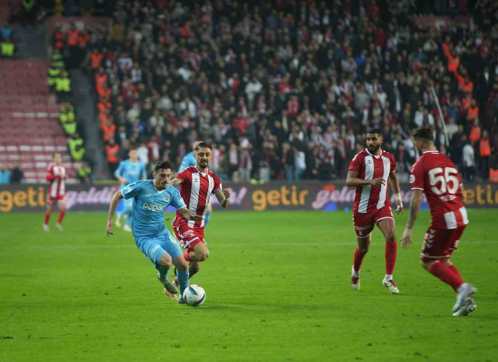 Trendyol Süper Lig: Samsunspor: 1 - Trabzonspor: 0 (İlk yarı)
