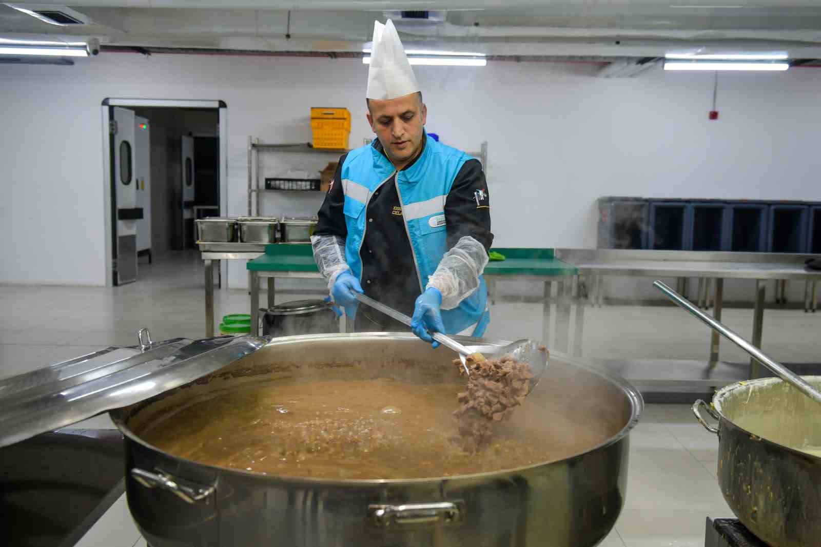 Esenyurt’ta Aşevinde haftanın 5 günü sıcak yemek hizmeti
