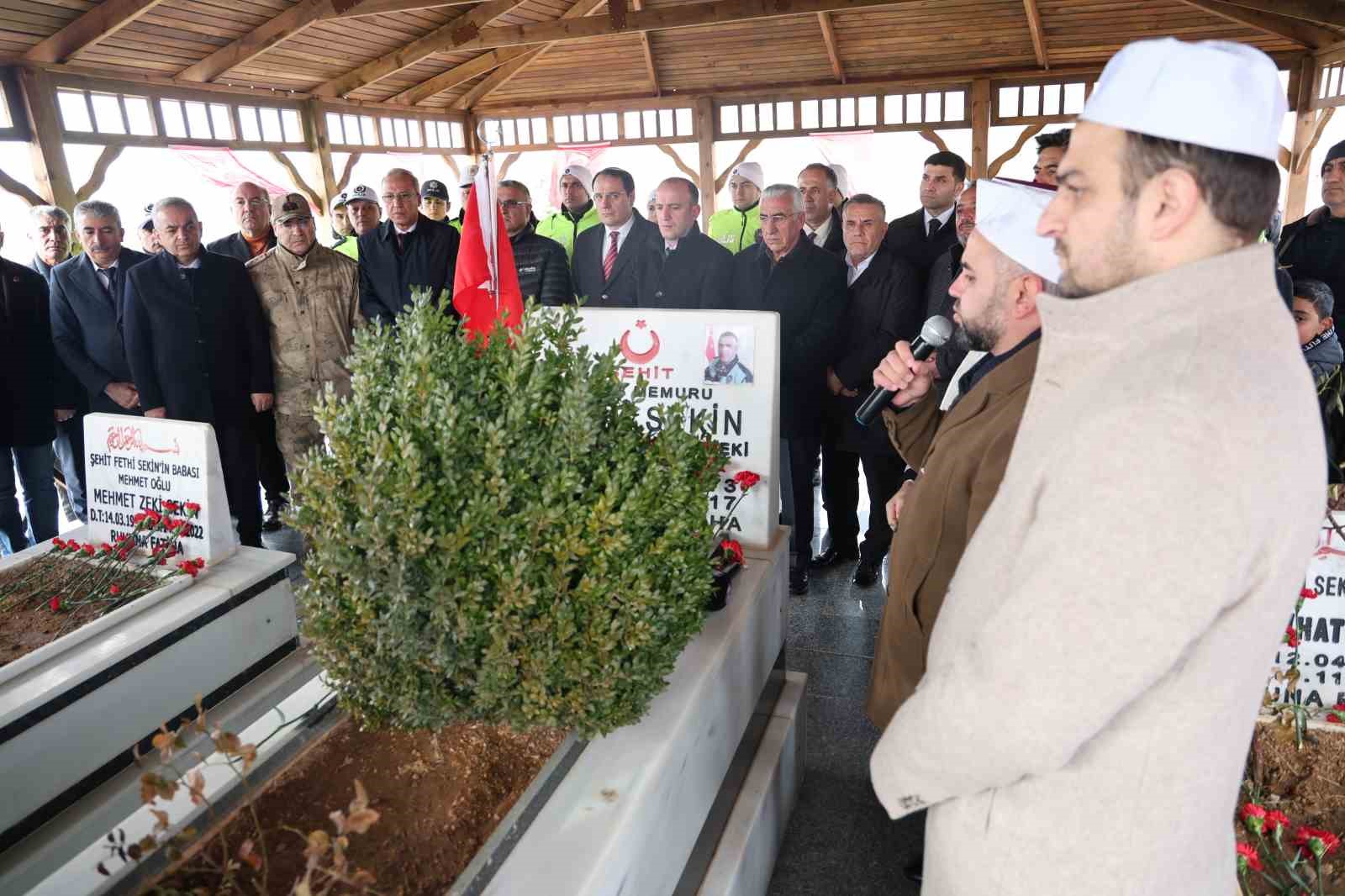 Şehit Fethi Sekin kabri başında anıldı
