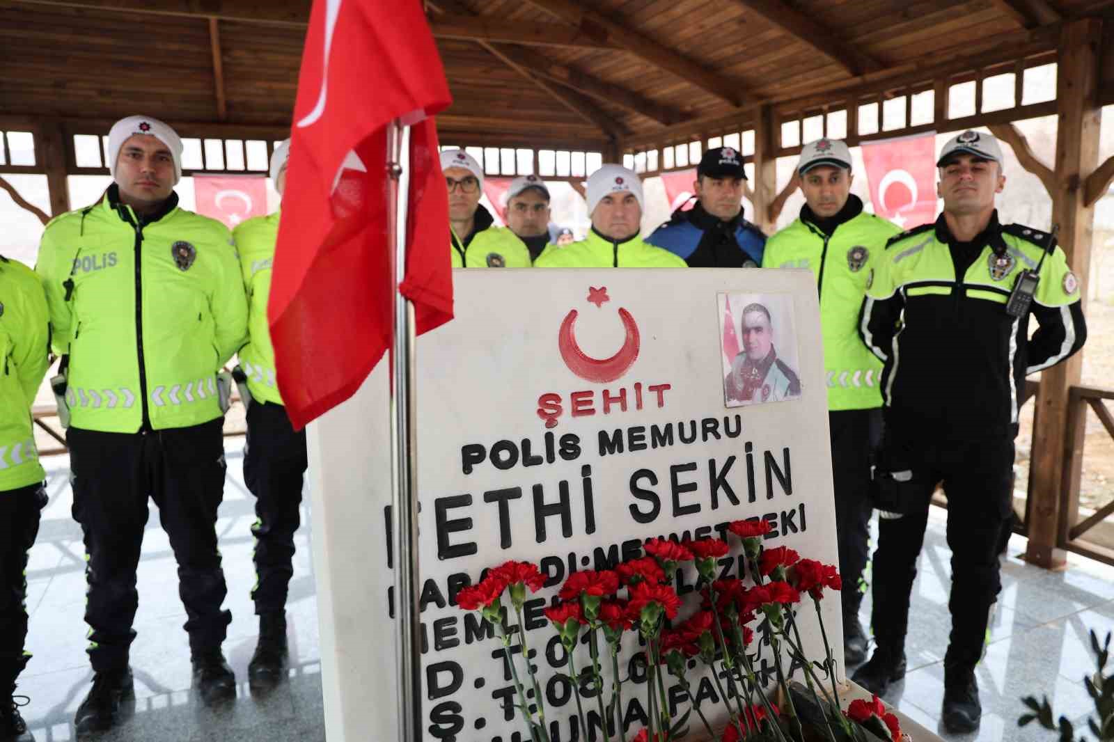 Şehit Fethi Sekin kabri başında anıldı
