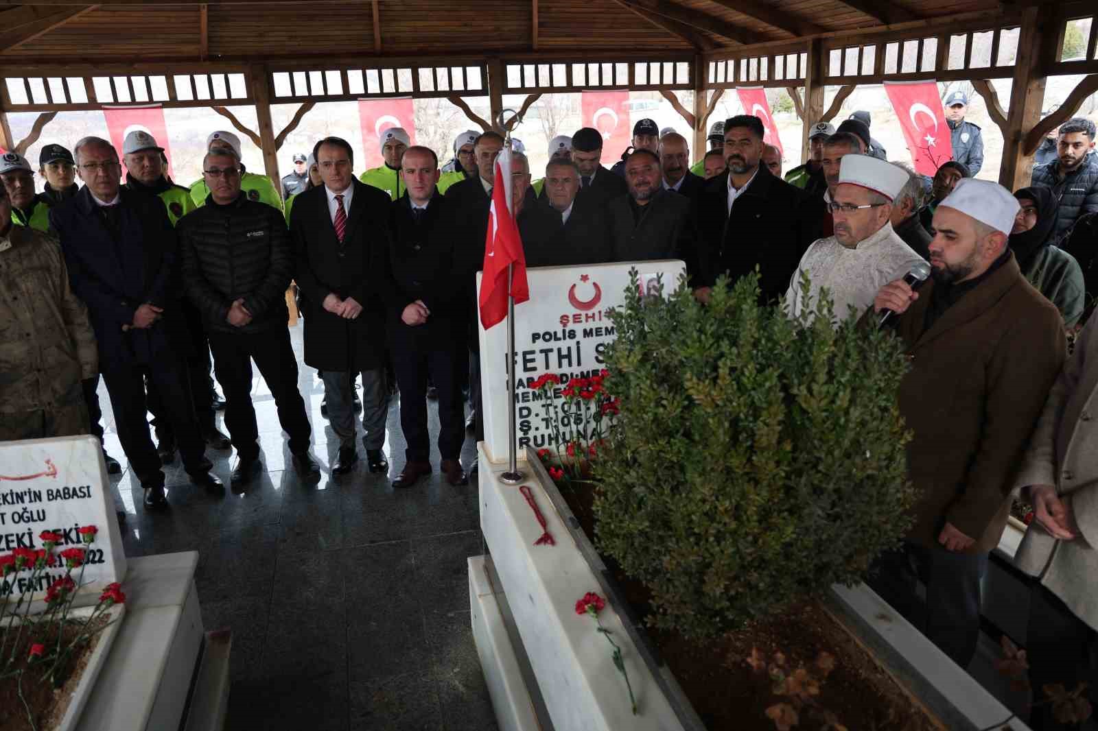 Şehit Fethi Sekin kabri başında anıldı
