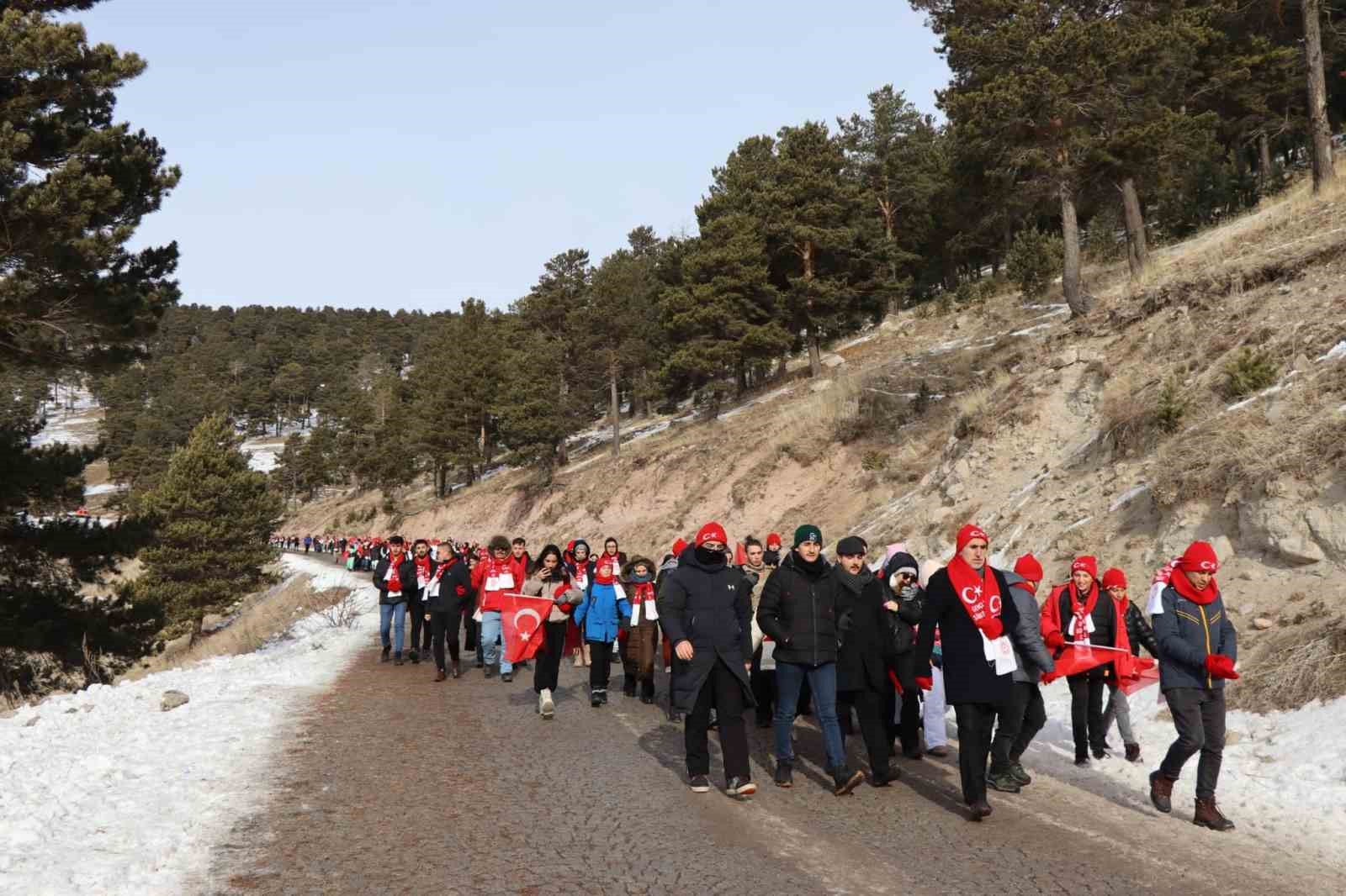 Gençlik şühedanın izinde
