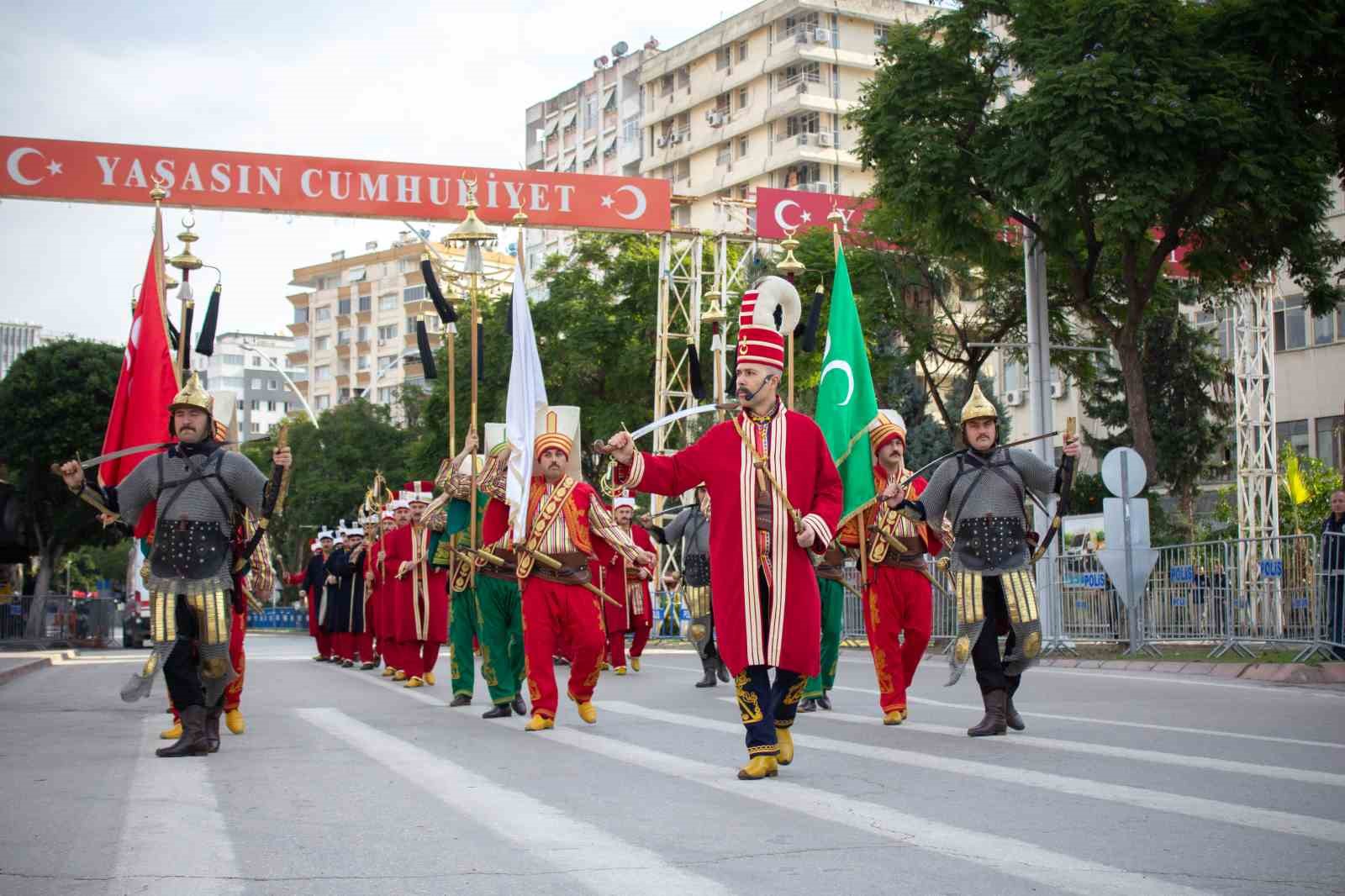 Adana’da 103. yıl coşkusu
