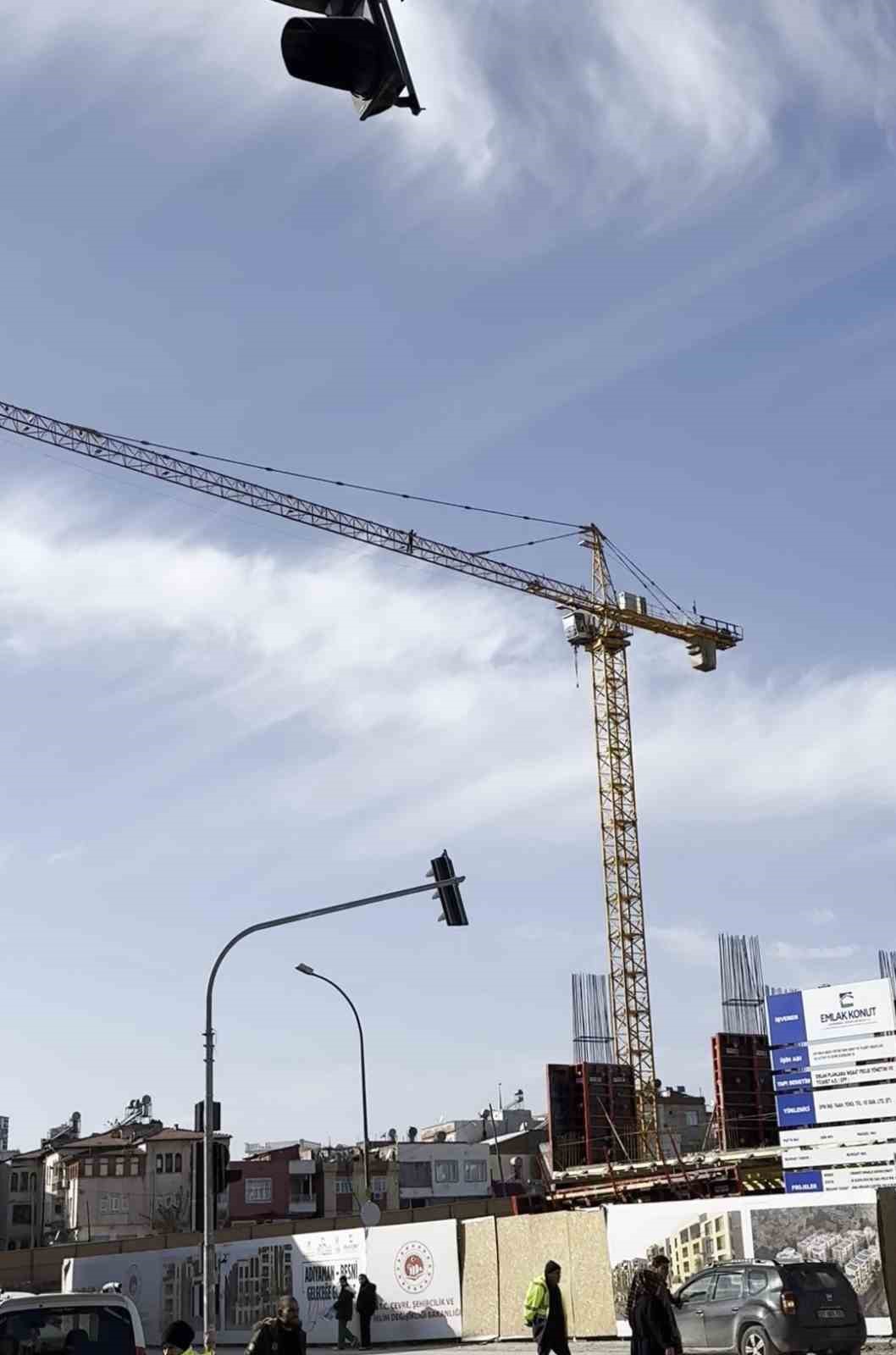 Kule vincin üzerine çıkarak canını hiçe saydı
