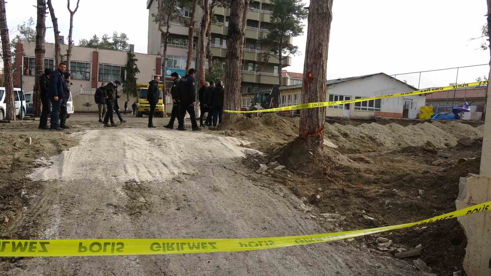 Burdur’da Öğretmenevi bahçesindeki kazıda insan kemikleri bulundu
