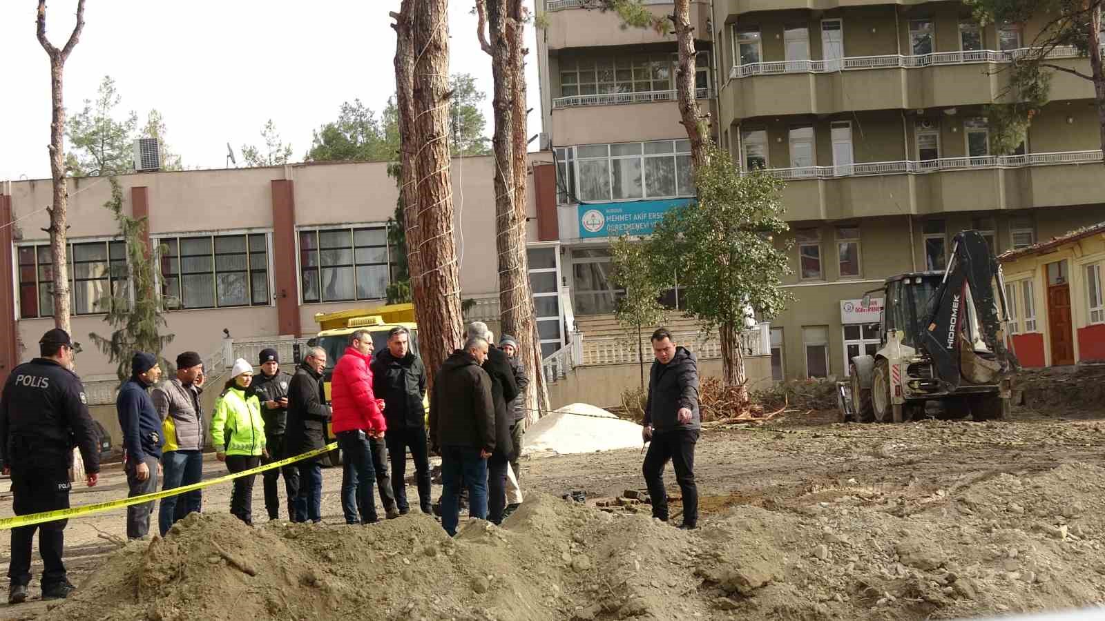 Burdur’da Öğretmenevi bahçesindeki kazıda insan kemikleri bulundu
