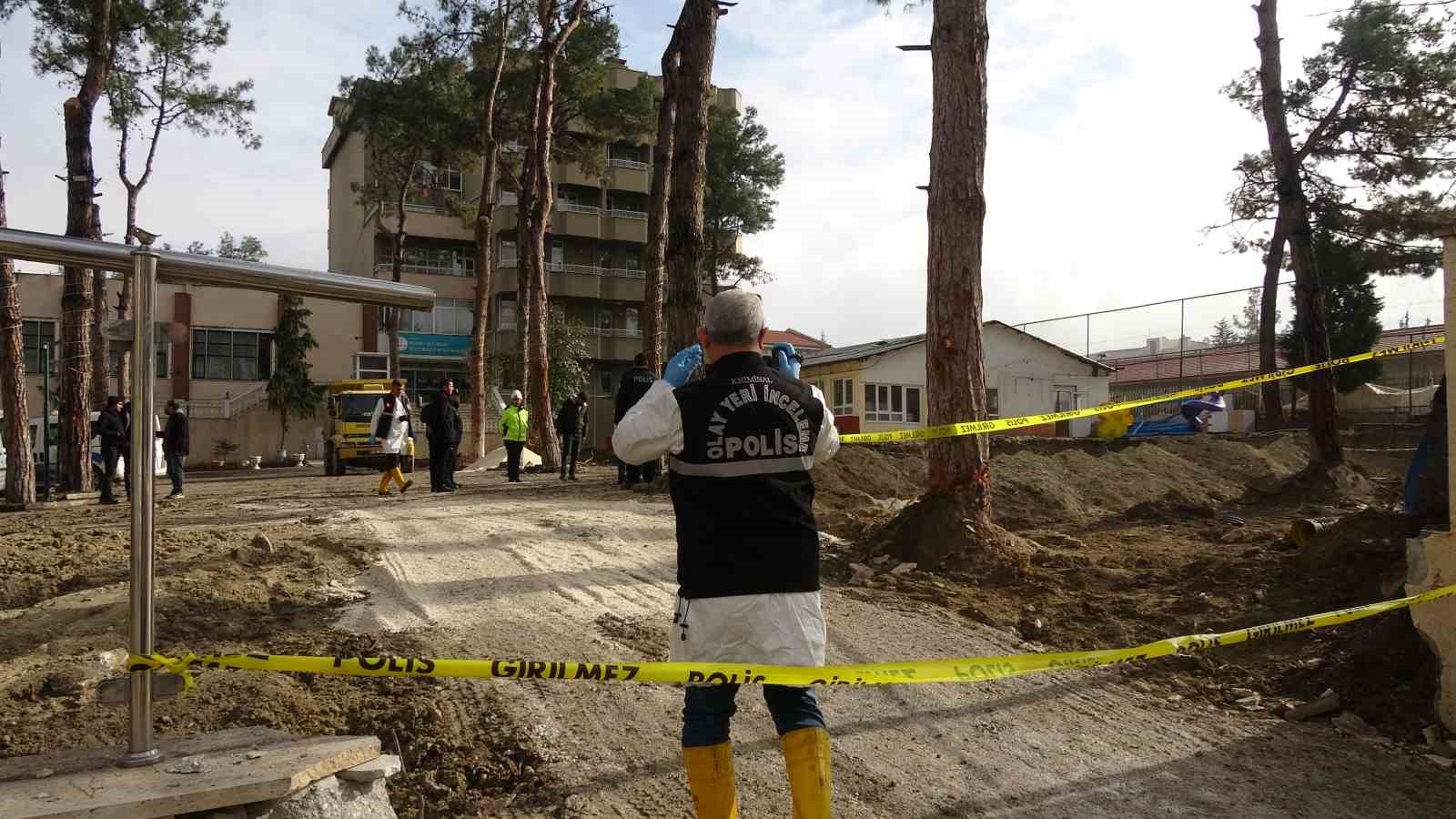 Burdur’da Öğretmenevi bahçesindeki kazıda insan kemikleri bulundu
