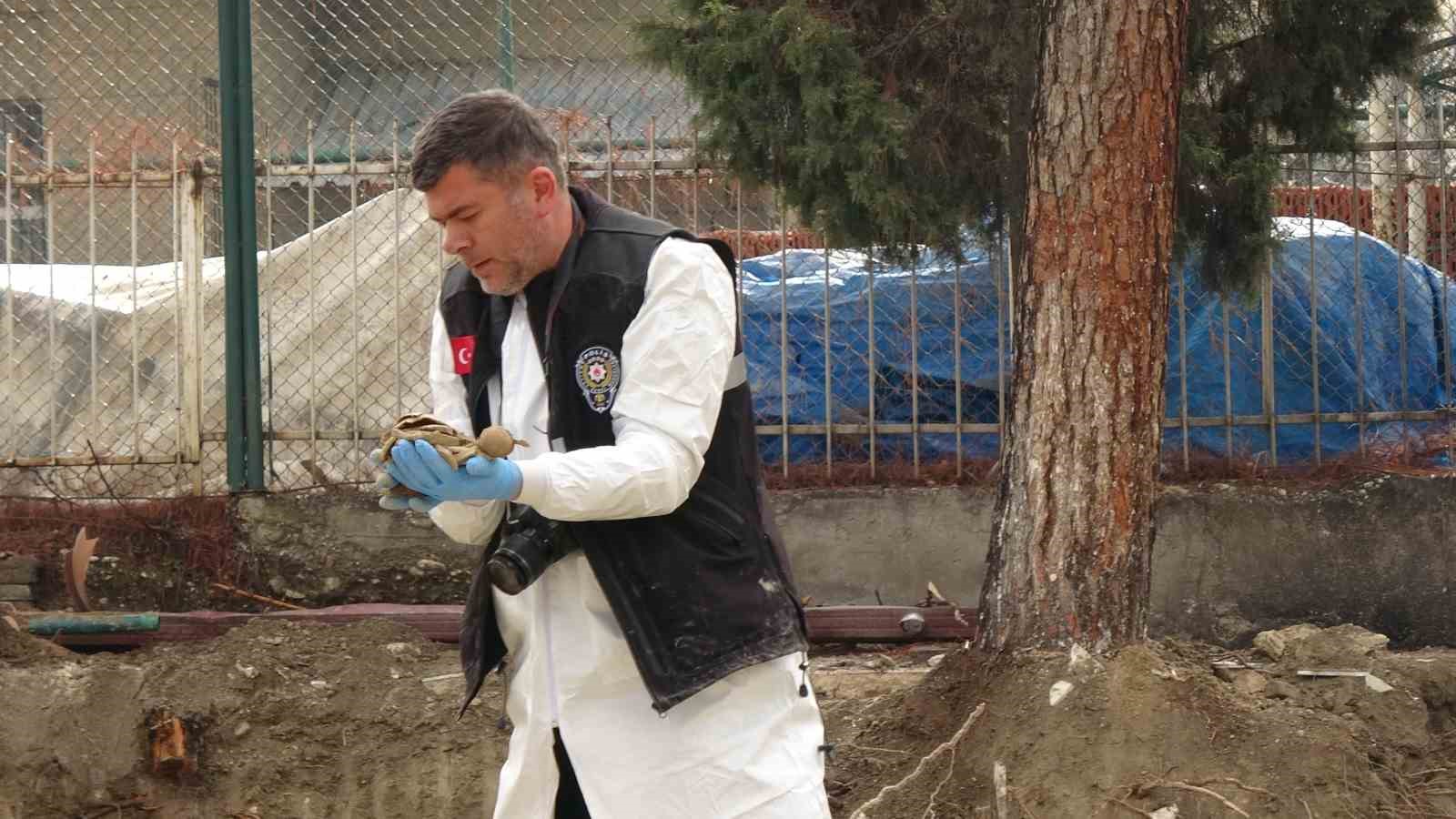 Burdur’da Öğretmenevi bahçesindeki kazıda insan kemikleri bulundu
