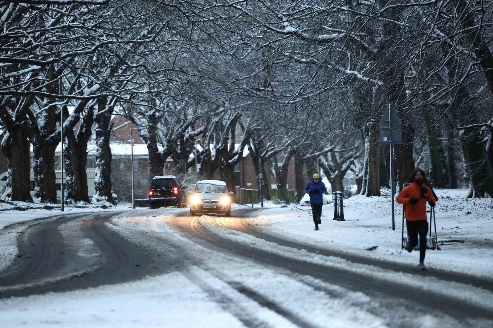 İngiltere’de sokaklar beyaza büründü, uçuşlar askıya alındı
