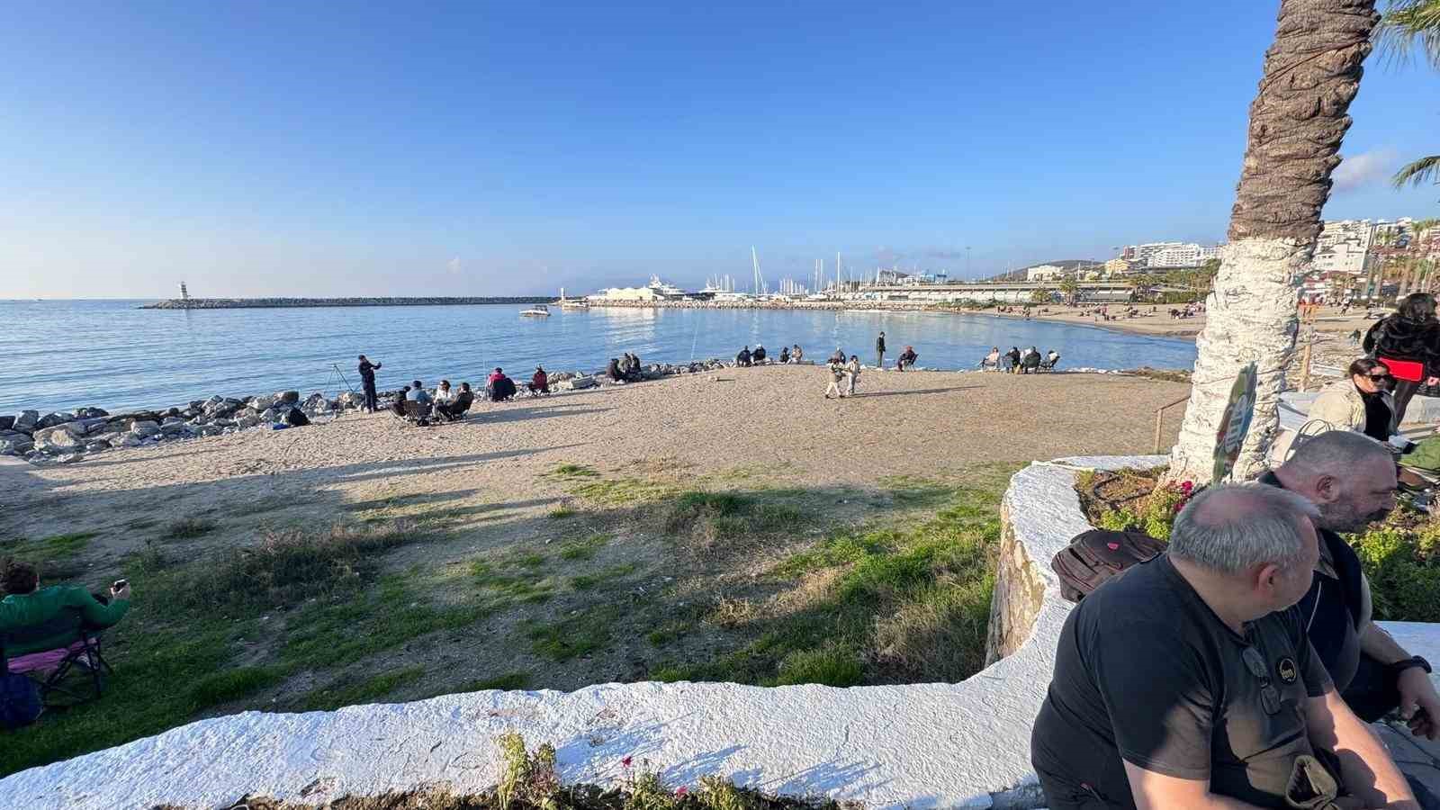 Kuşadası’nda güneşi gören sahile koştu
