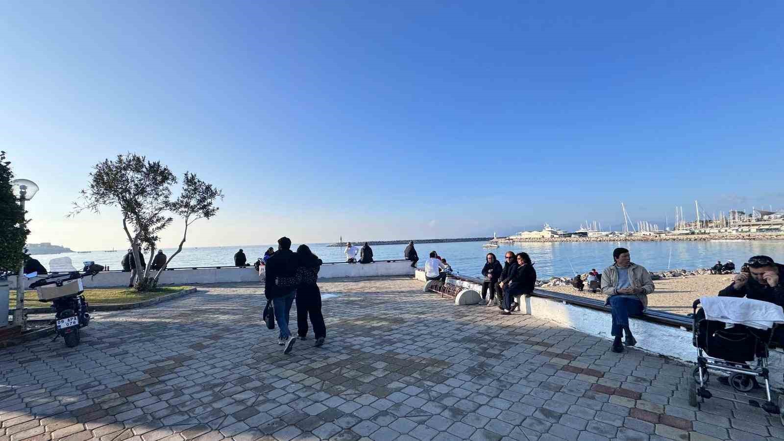 Kuşadası’nda güneşi gören sahile koştu
