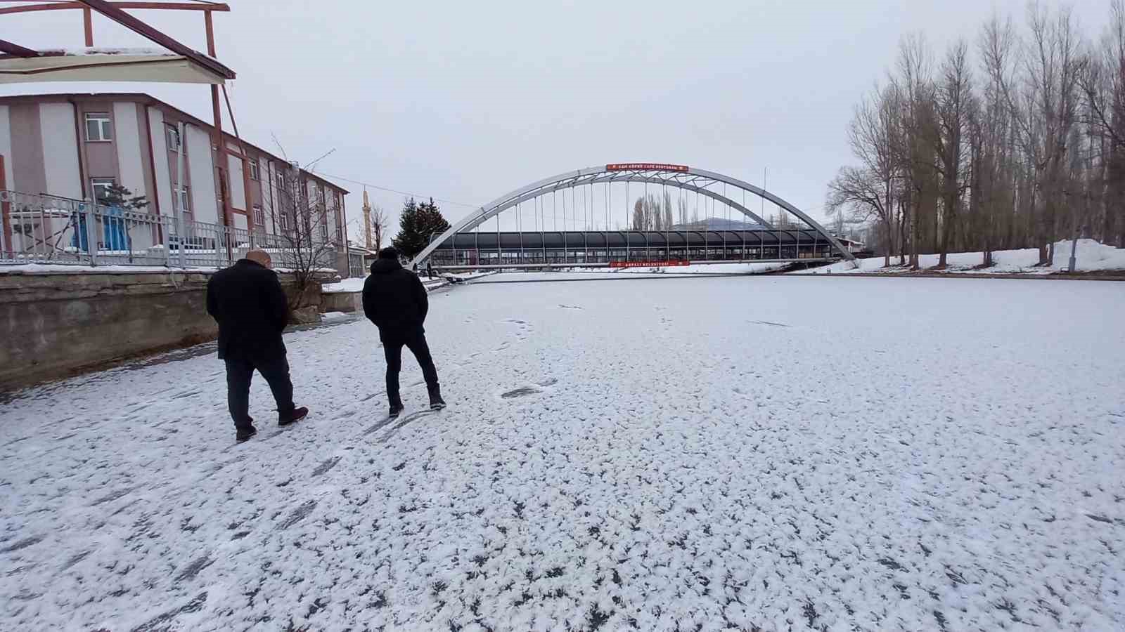 Bayburt’ta yüzeyi buz tutan nehrin üzerinde yürüyüş yaptılar
