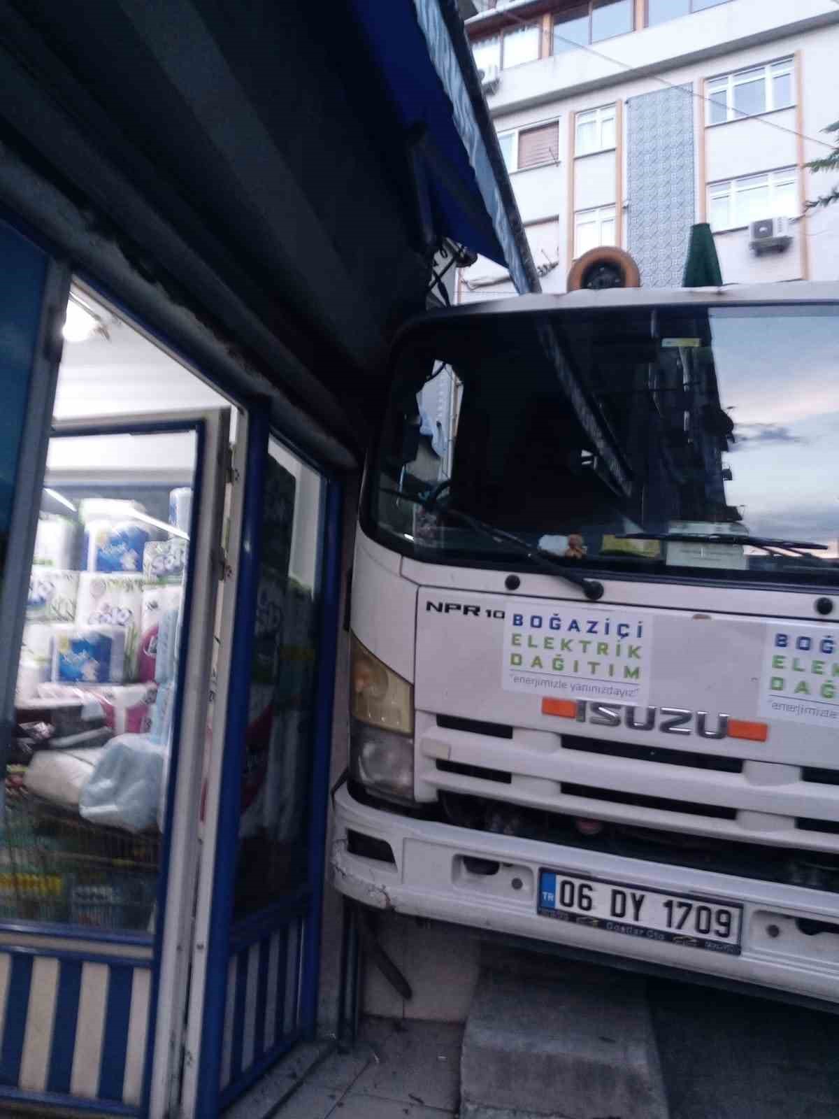 Beyoğlu’nda freni tutmadığı iddia edilen kamyonet markete çarptı: O anlar kamerada
