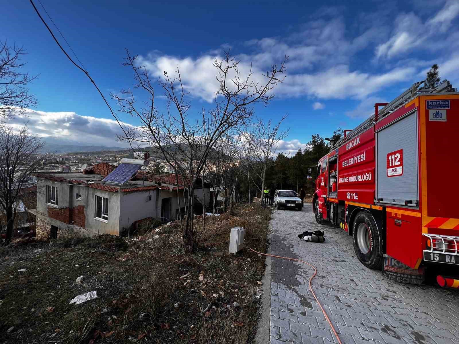 Burdur’da çamaşır makinesinden çıkan yangında 2 kişi dumandan etkilendi
