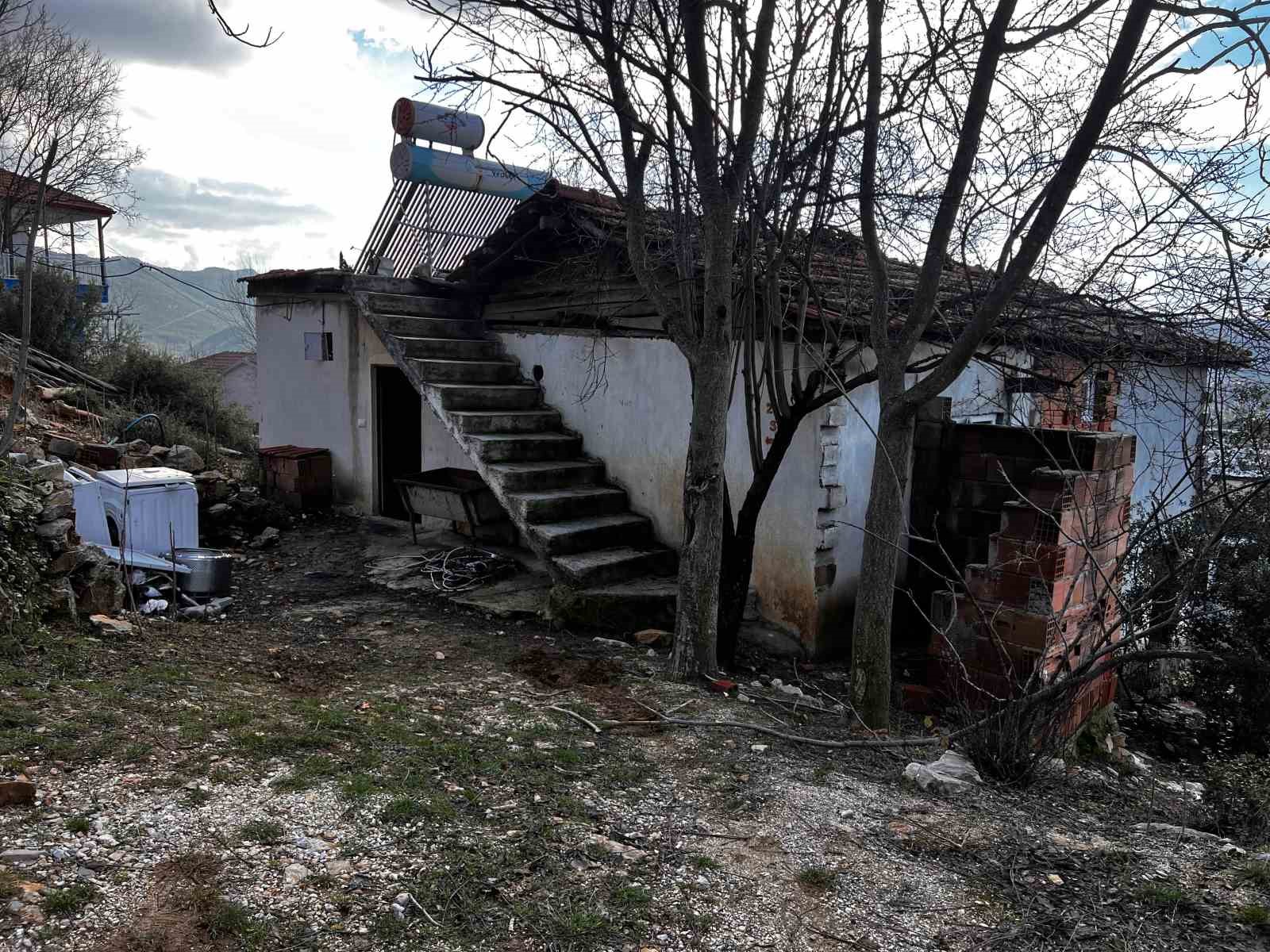 Burdur’da çamaşır makinesinden çıkan yangında 2 kişi dumandan etkilendi
