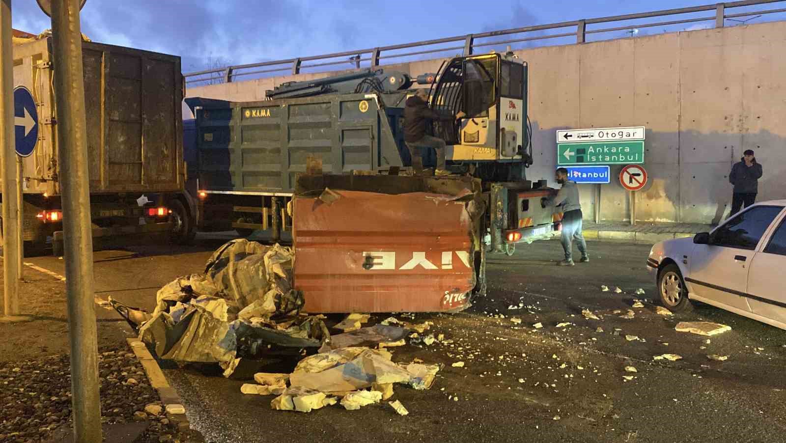 Kamyonun üzerindeki yükler alt geçide takıldı: Trafik kilitlendi
