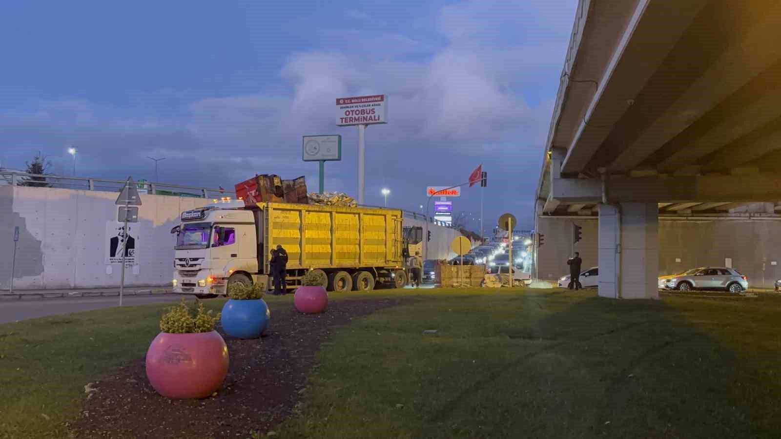 Kamyonun üzerindeki yükler alt geçide takıldı: Trafik kilitlendi
