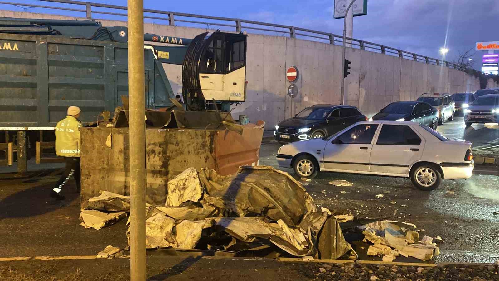 Kamyonun üzerindeki yükler alt geçide takıldı: Trafik kilitlendi
