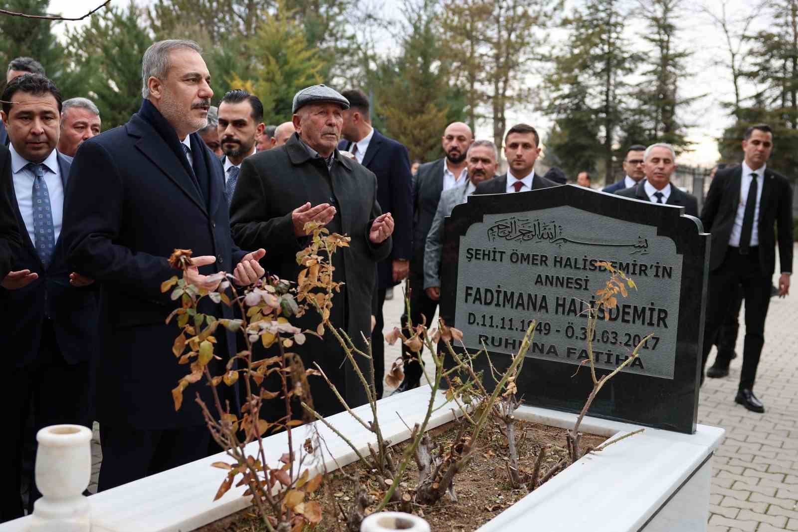 Bakan Fidan, şehit Astsubay Ömer Halisdemir’in kabrini ziyaret etti
