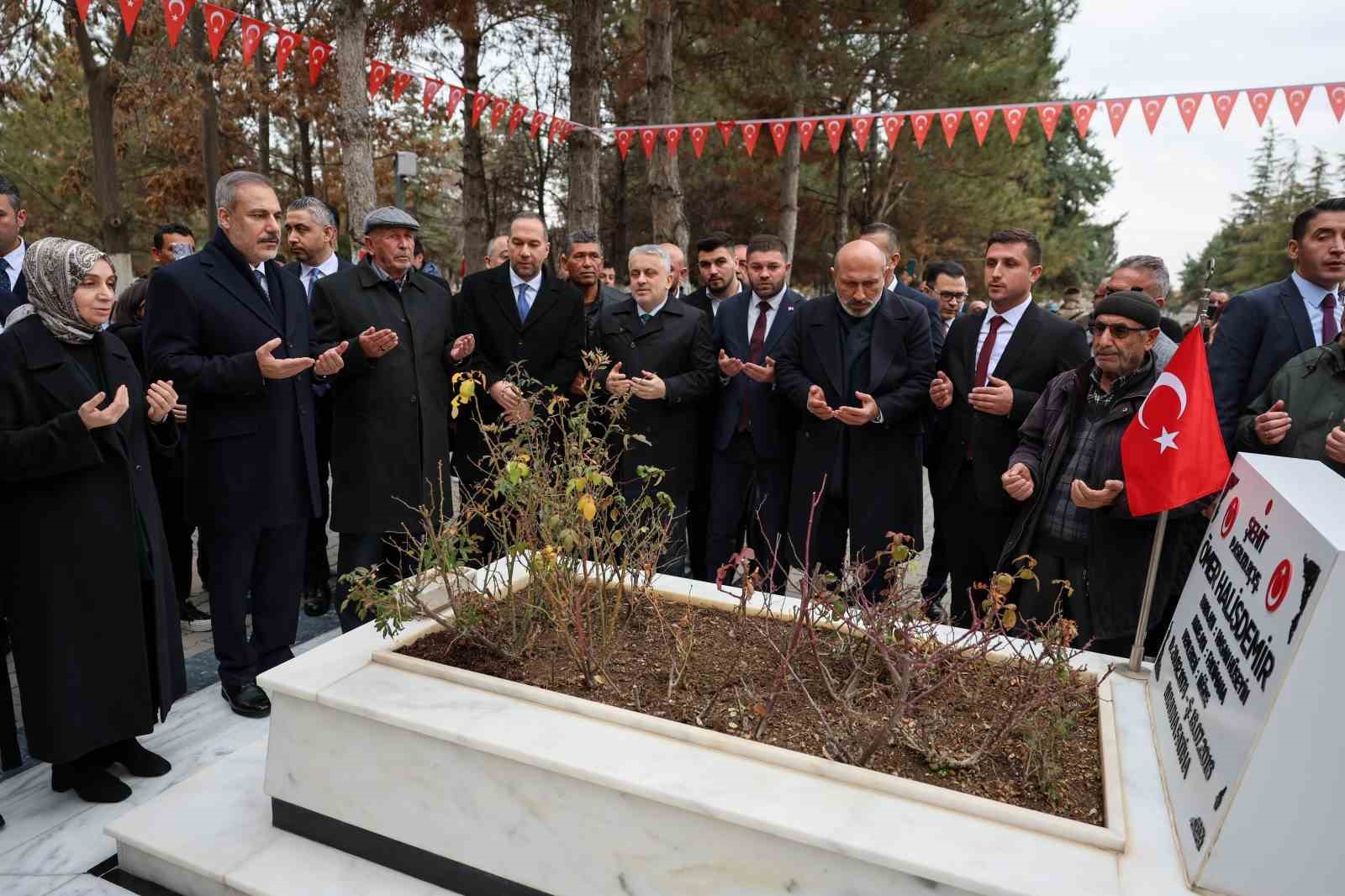 Bakan Fidan, şehit Astsubay Ömer Halisdemir’in kabrini ziyaret etti
