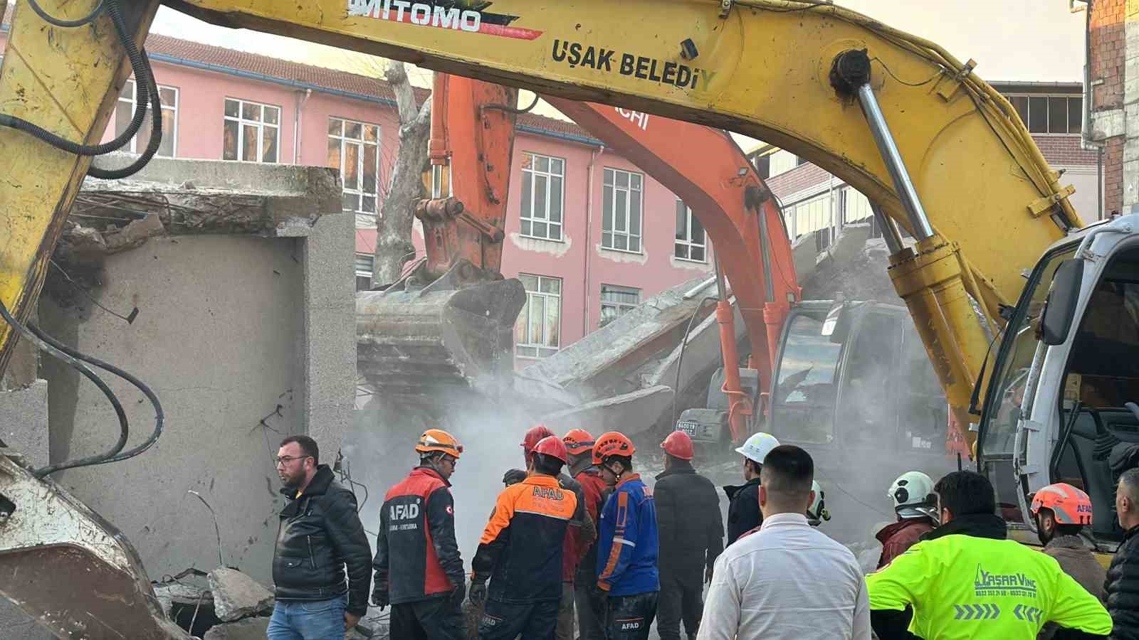 Uşak’ta enkaz altında kalan iş makinesi operatörünün cansız bedenine ulaşıldı
