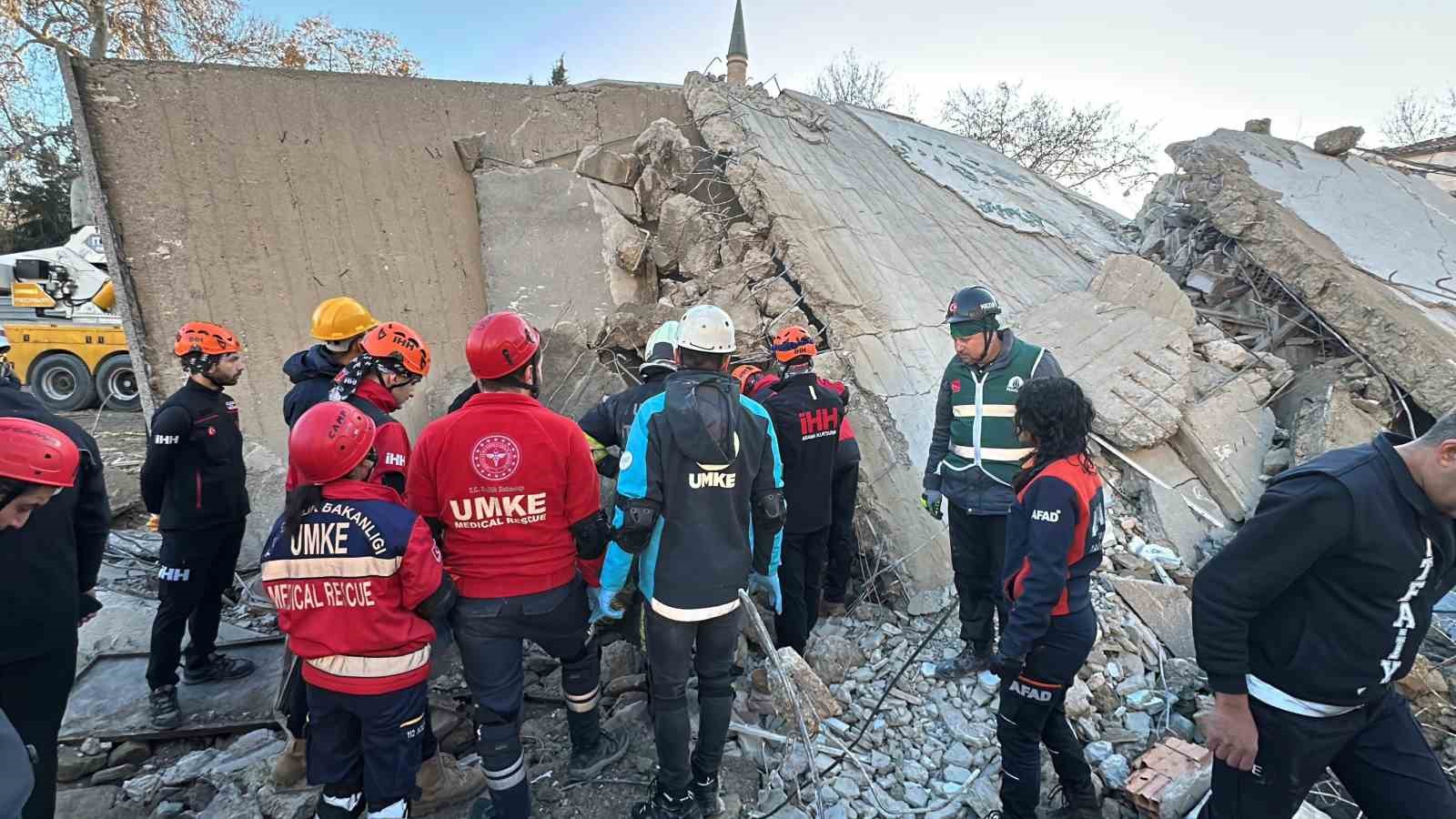 Uşak’ta enkaz altında kalan iş makinesi operatörünün cansız bedenine ulaşıldı
