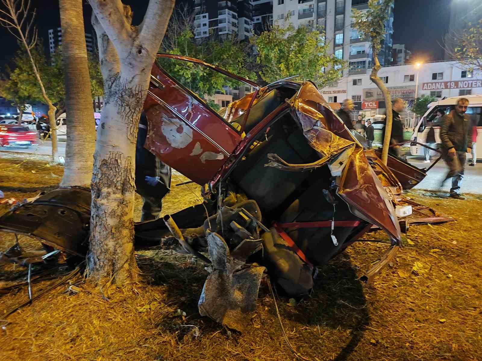 Adana’da ağaçlara çarpan otomobil ikiye ayrıldı: 1 ölü, 2 yaralı
