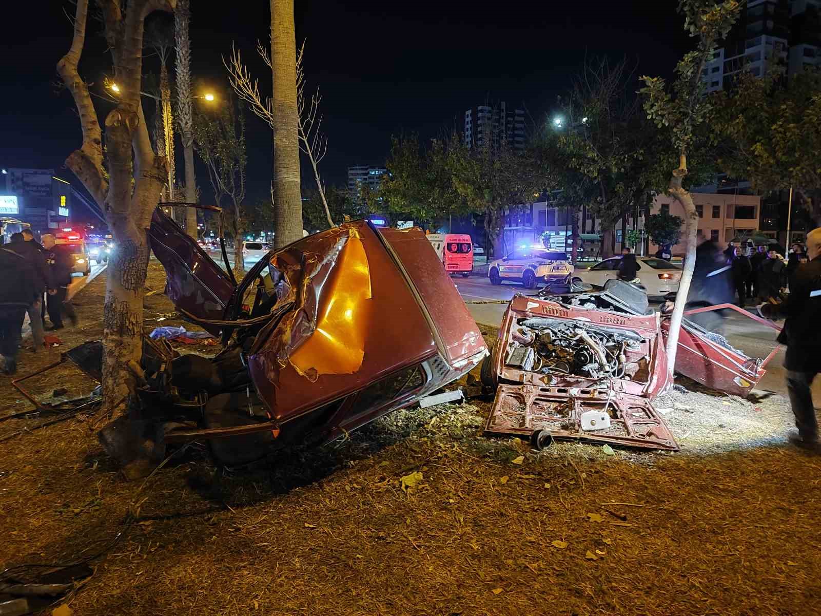 Adana’da ağaçlara çarpan otomobil ikiye ayrıldı: 1 ölü, 2 yaralı
