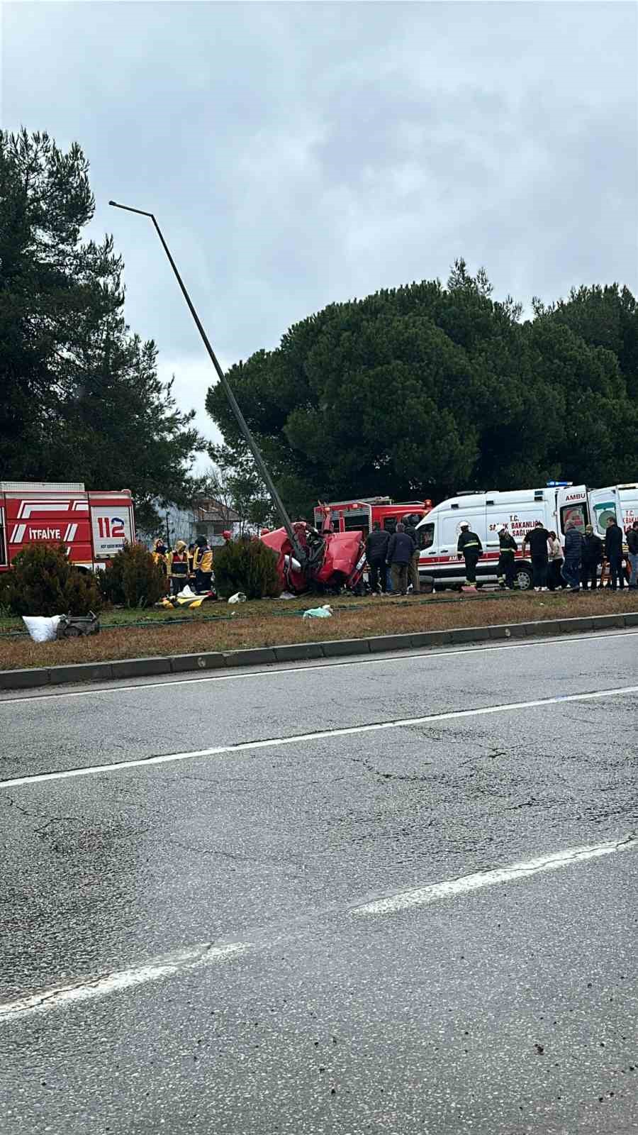 Aydınlatma direğine çarpan araç hurdaya döndü: 2 yaralı
