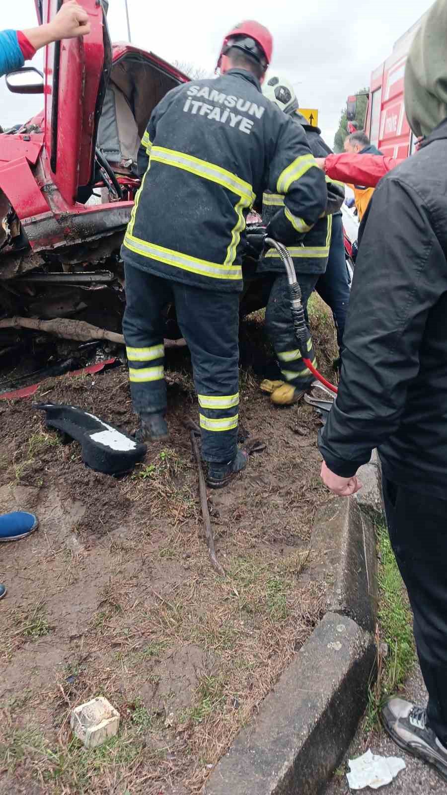 Aydınlatma direğine çarpan araç hurdaya döndü: 2 yaralı
