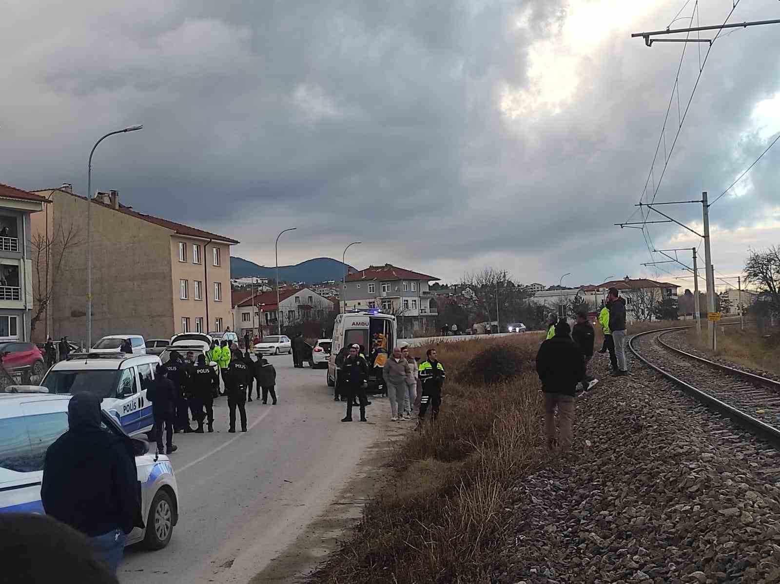 Kütahya’da polisten kaçan araç takla atarak demir yoluna devrildi
