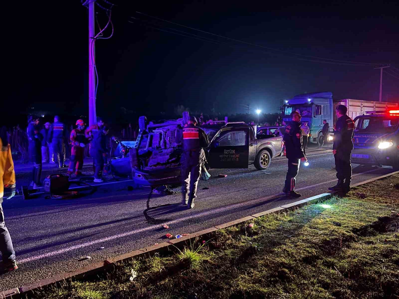 Muğla’da feci kaza... Kavşakta 2 araç çarpıştı: 2 ölü, 2 yaralı
