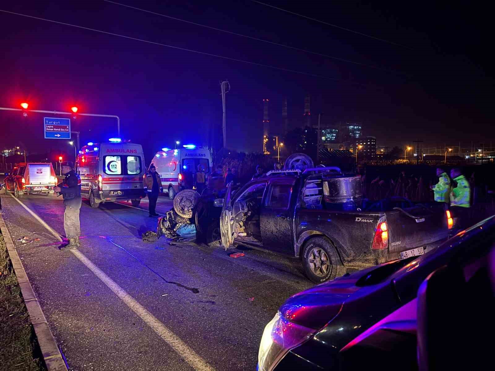 Muğla’da feci kaza... Kavşakta 2 araç çarpıştı: 2 ölü, 2 yaralı
