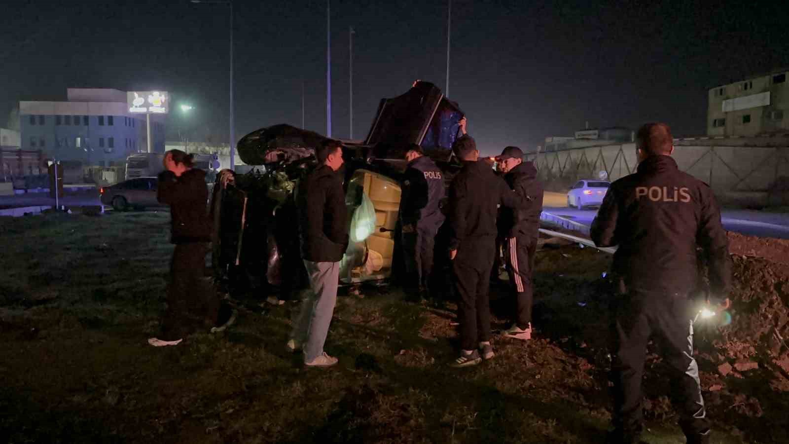 Emniyet kemeri hayat kurtardı: Takla atan araçta 2 kişi yaralandı
