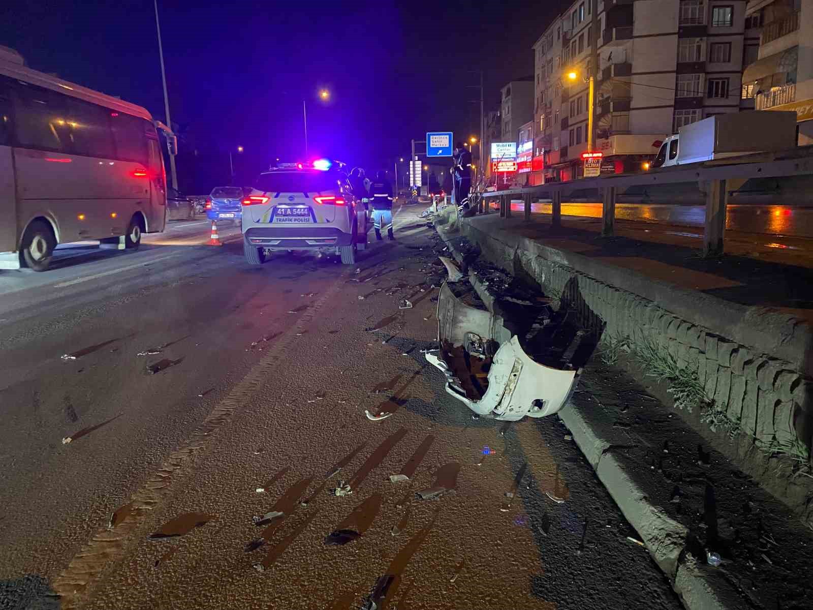 Otomobilin motoru yerinden koptu
