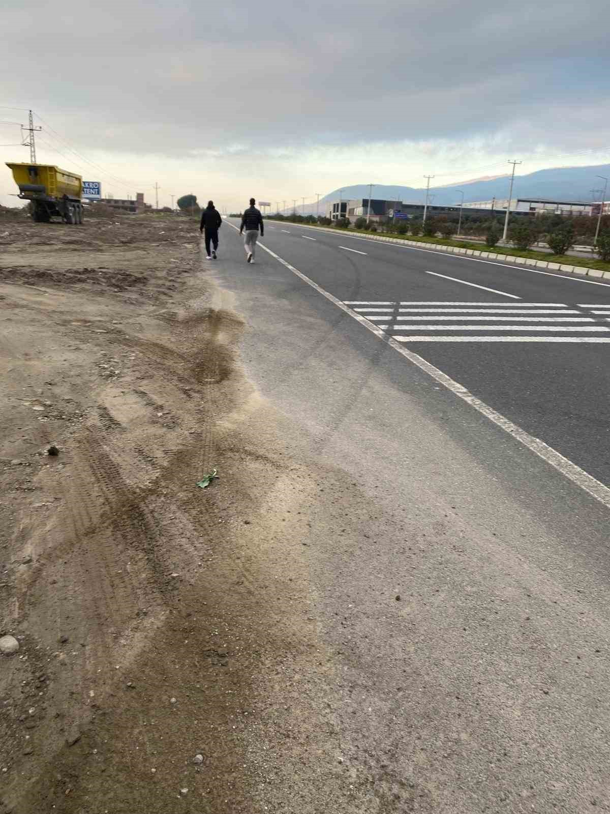 Lastiği patlayan araç devrildi
