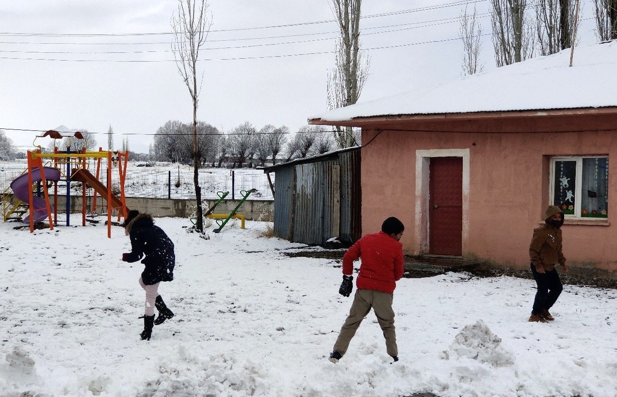 Bayburt kent merkezi beyaza büründü, çocuklar karın tadını çıkarttı
