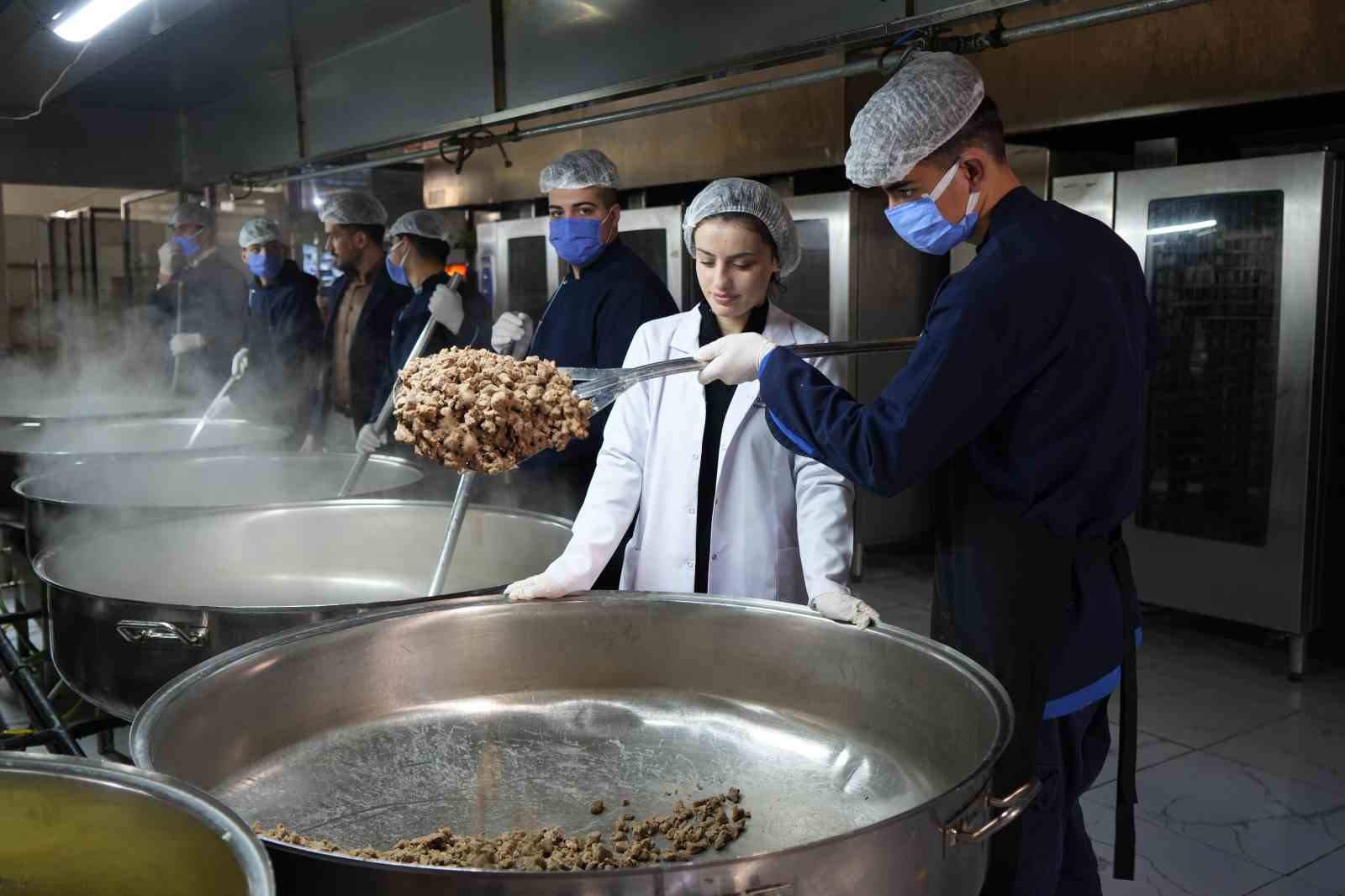 Aşçı adayı lise öğrencileri günde 10 bin kişi için yemek hazırlıyor
