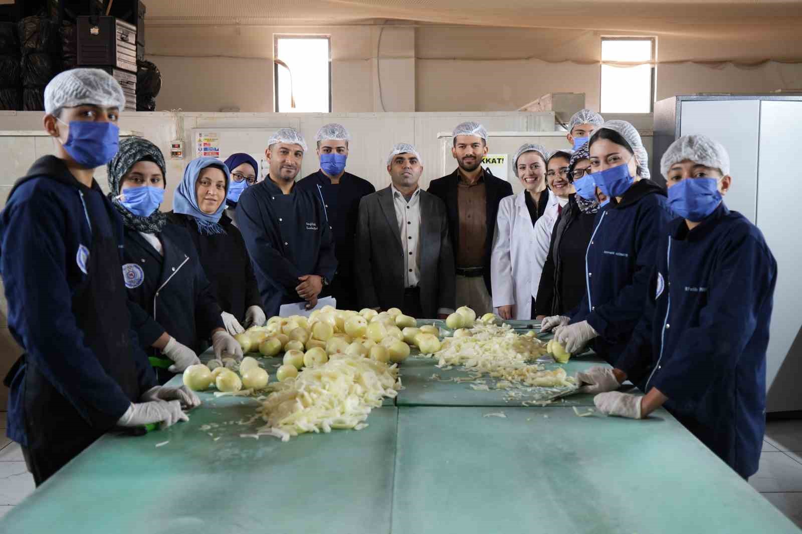 Aşçı adayı lise öğrencileri günde 10 bin kişi için yemek hazırlıyor
